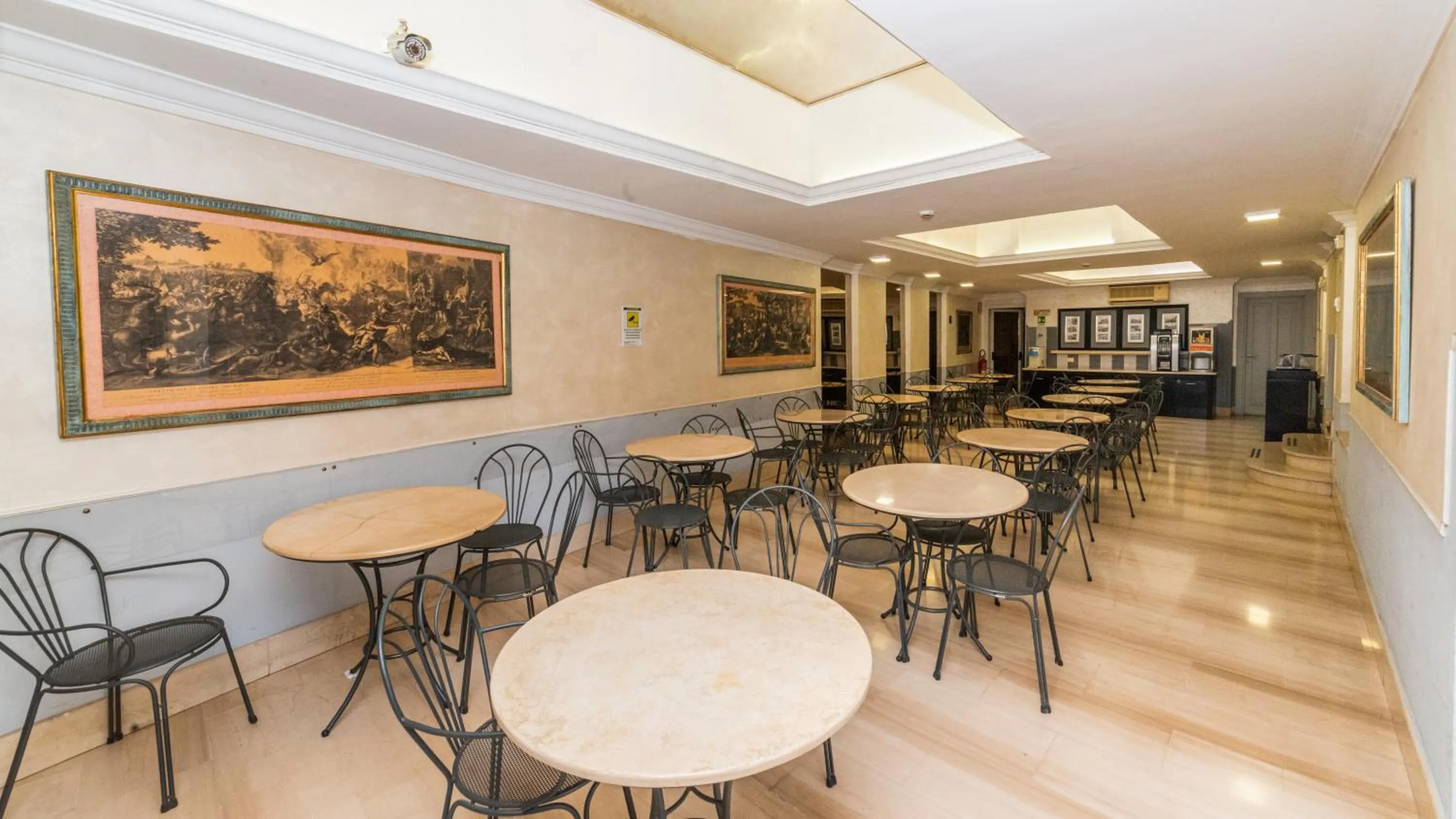 Restaurant/places to eat in Hotel Center 2