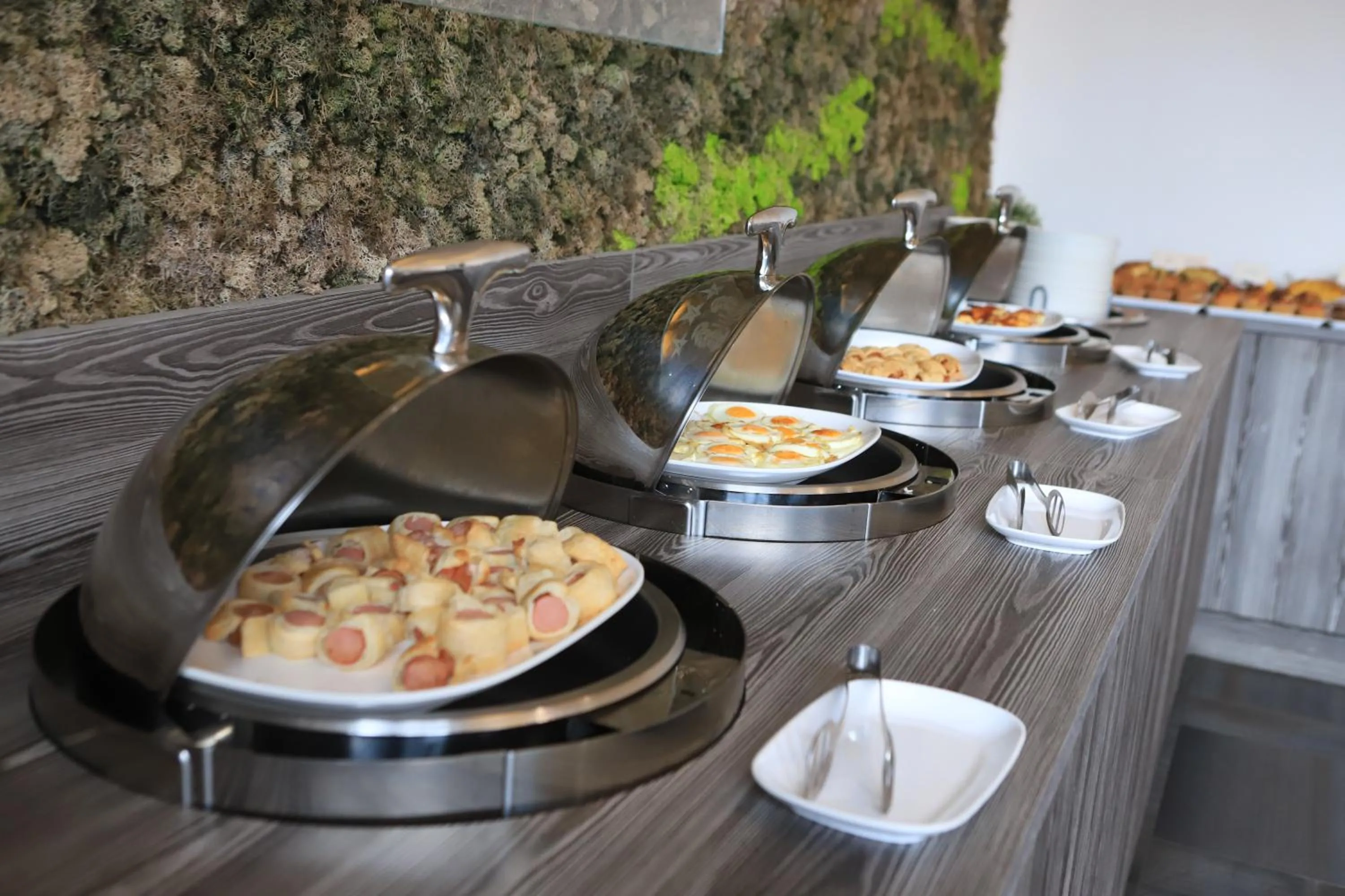 Food and drinks in Tiby Hotel