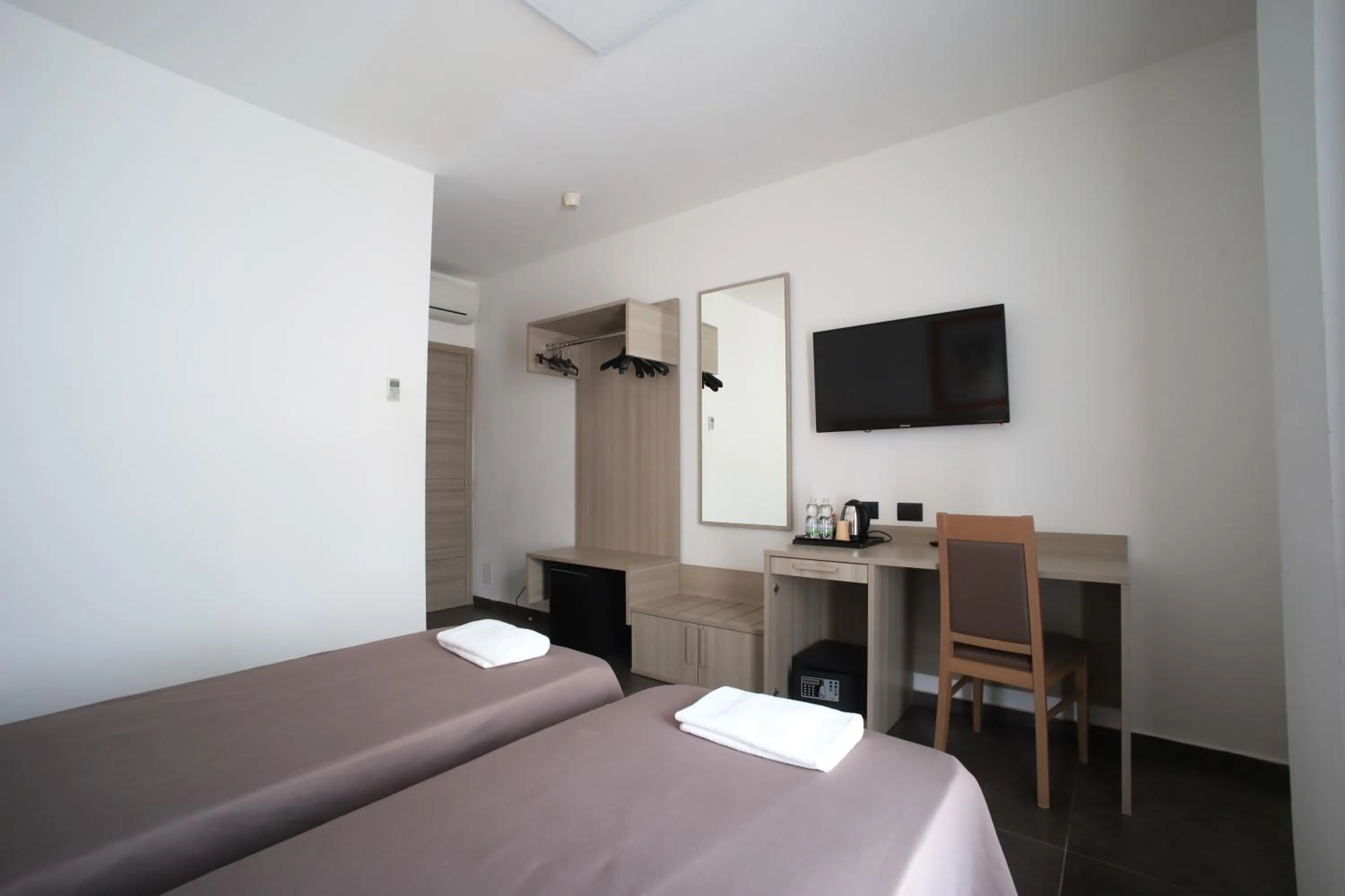 TV and multimedia, Bed in Tiby Hotel