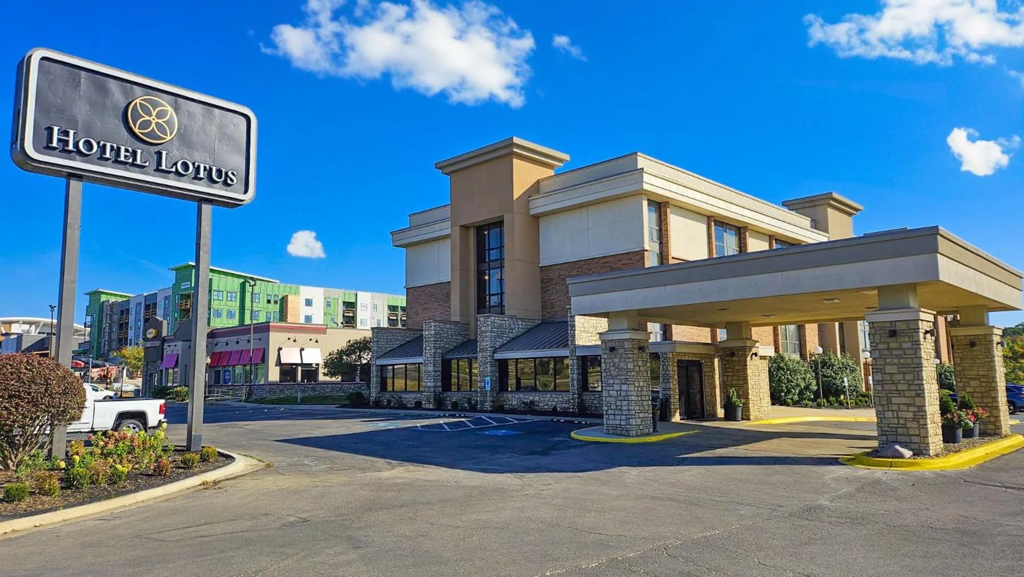 Property building in Hotel Lotus Kansas City Merriam