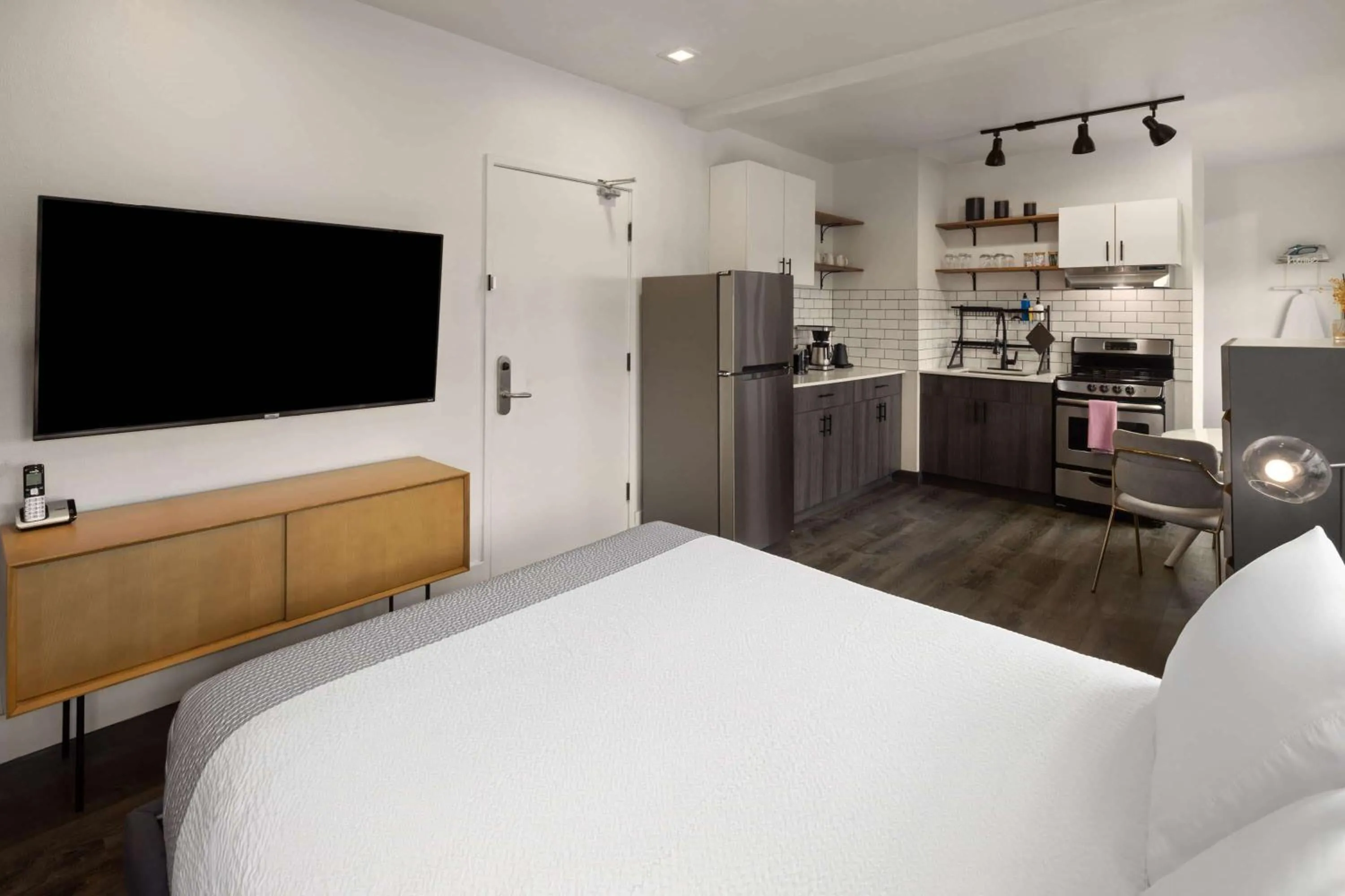 Photo of the whole room, Bed in Reside Seattle Downtown, a Wyndham Residence