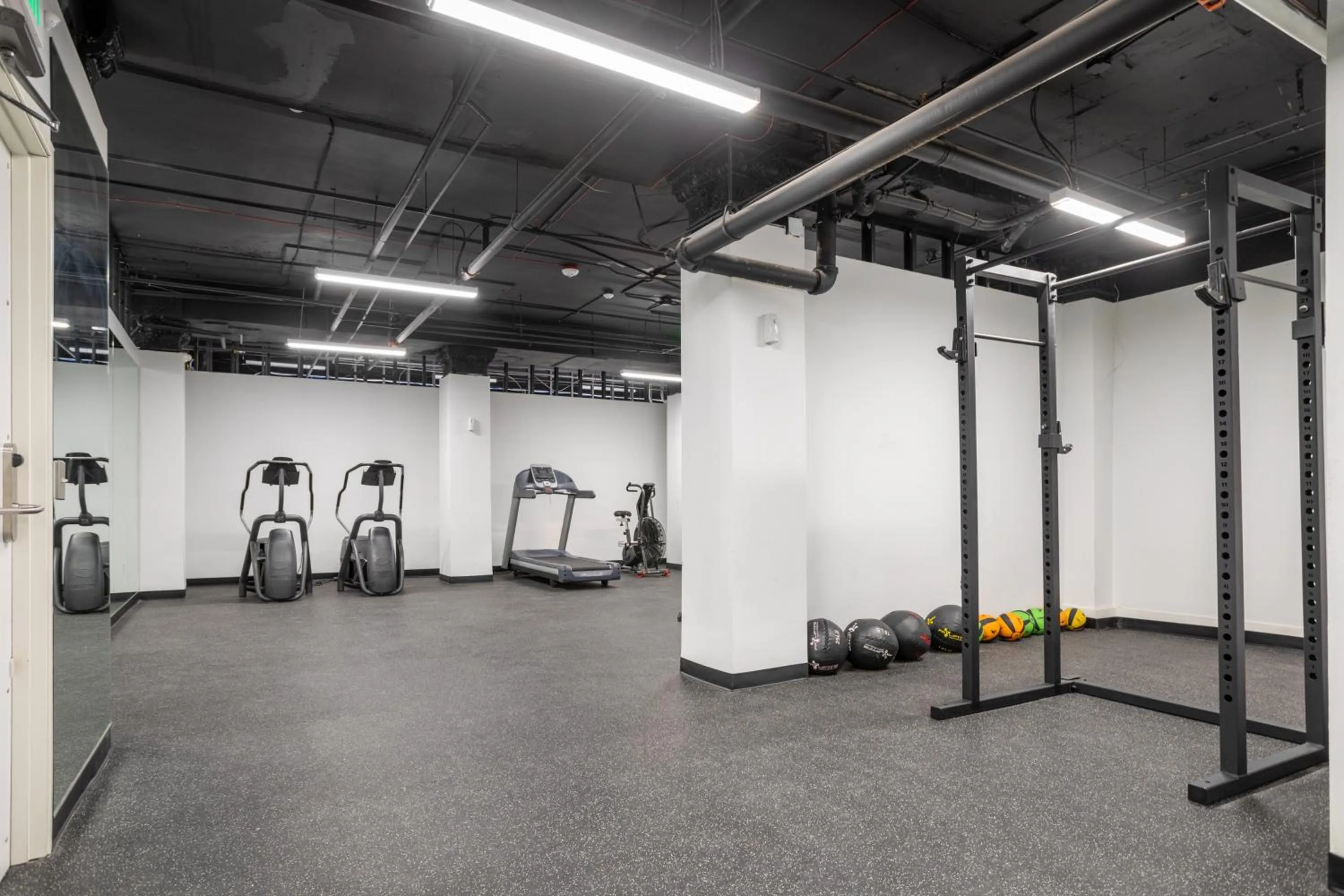 Fitness centre/facilities in Reside Seattle Downtown, a Wyndham Residence