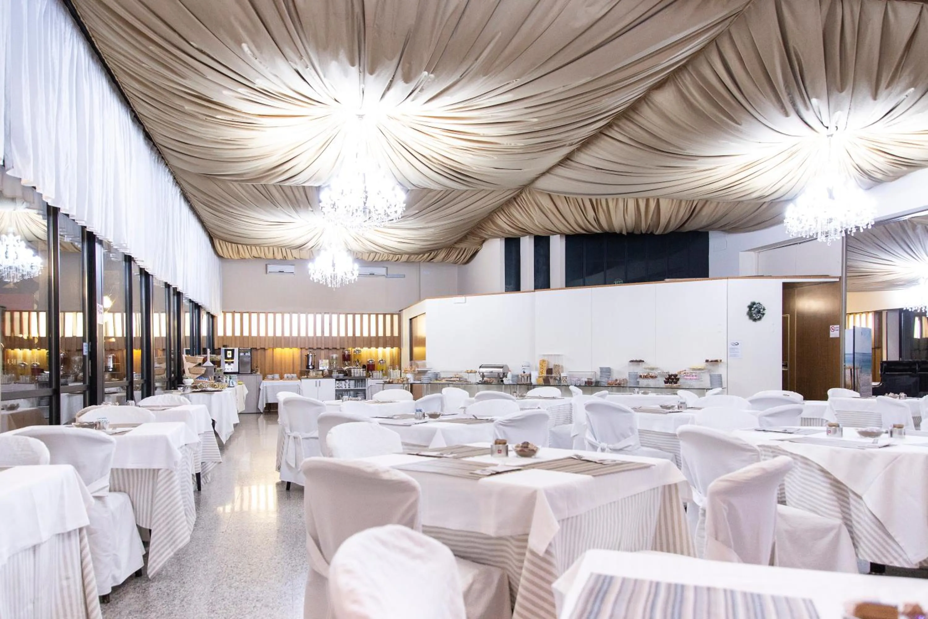 Restaurant/places to eat in Park Hotel