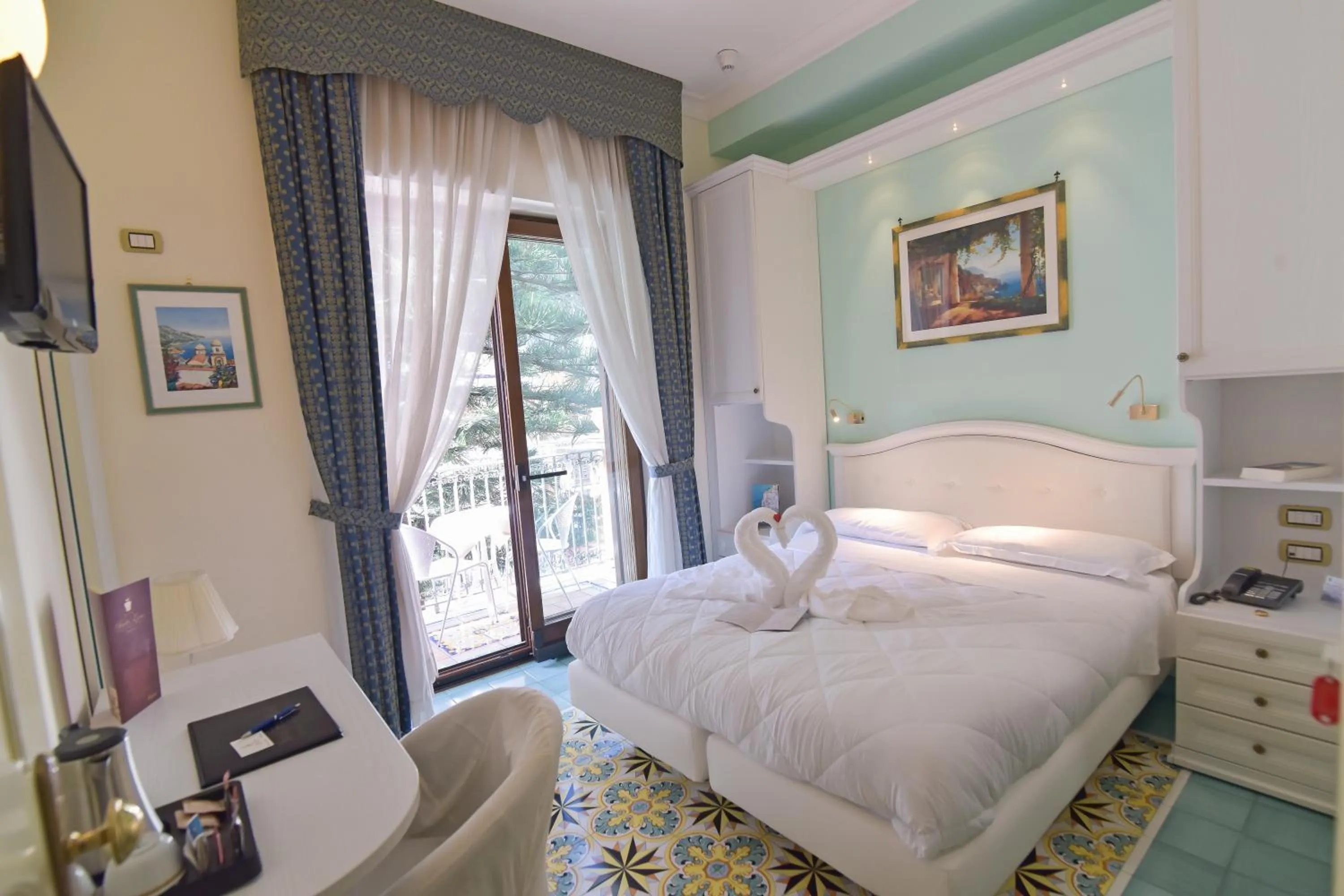 Balcony/Terrace, Bed in Hotel Santa Lucia