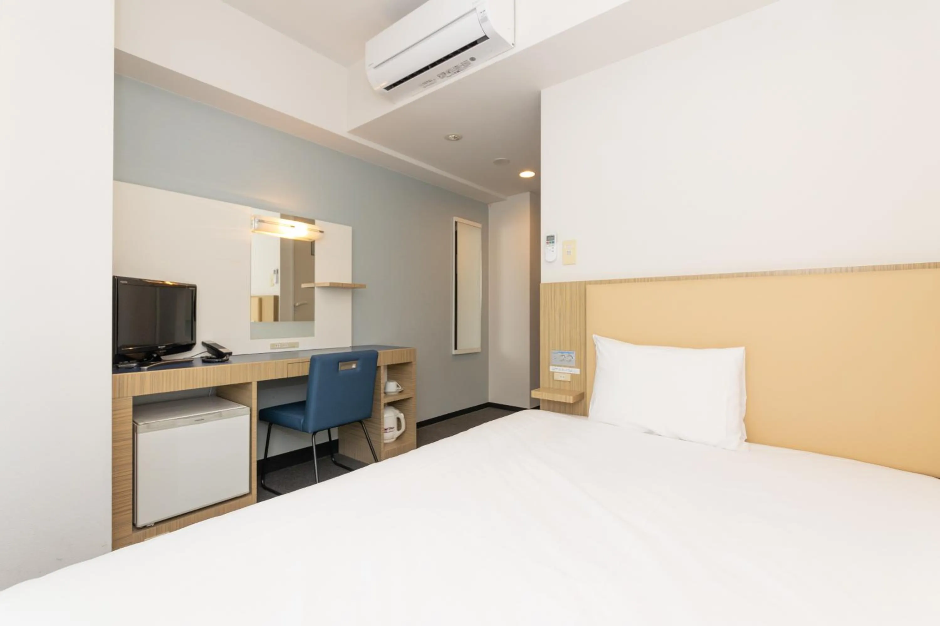 Bed, TV/Entertainment Center in KEIKYU EX INN Yokohama-Station East -Yokohama Water front