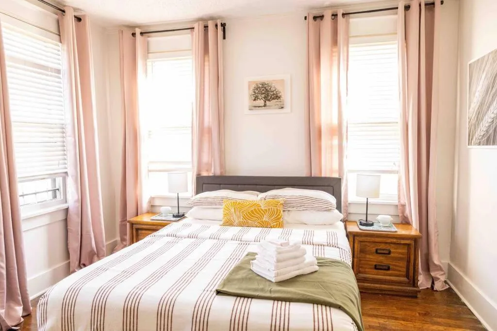 Bed in J Birds’ Bungalow in the heart of Midtown