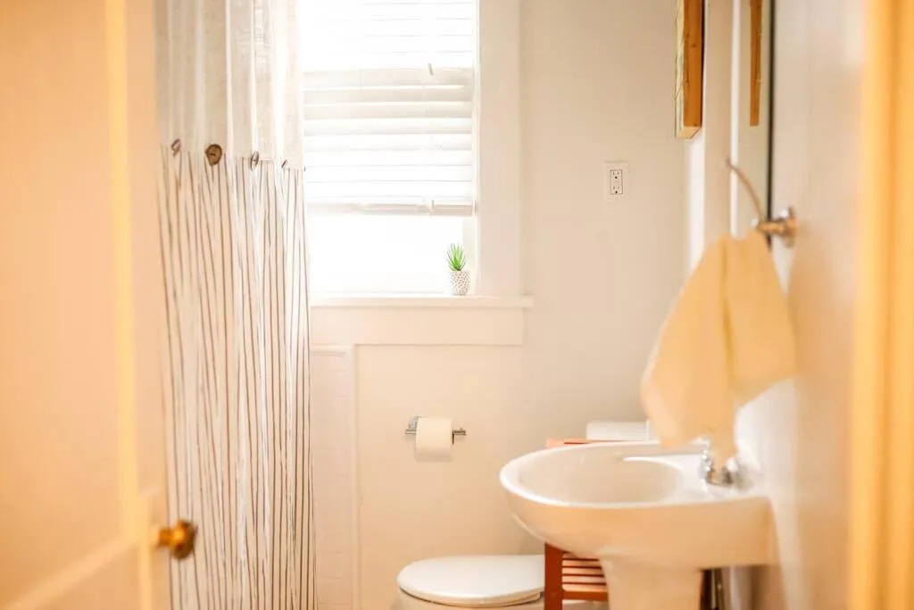 J Birds’ Bungalow in the heart of Midtown