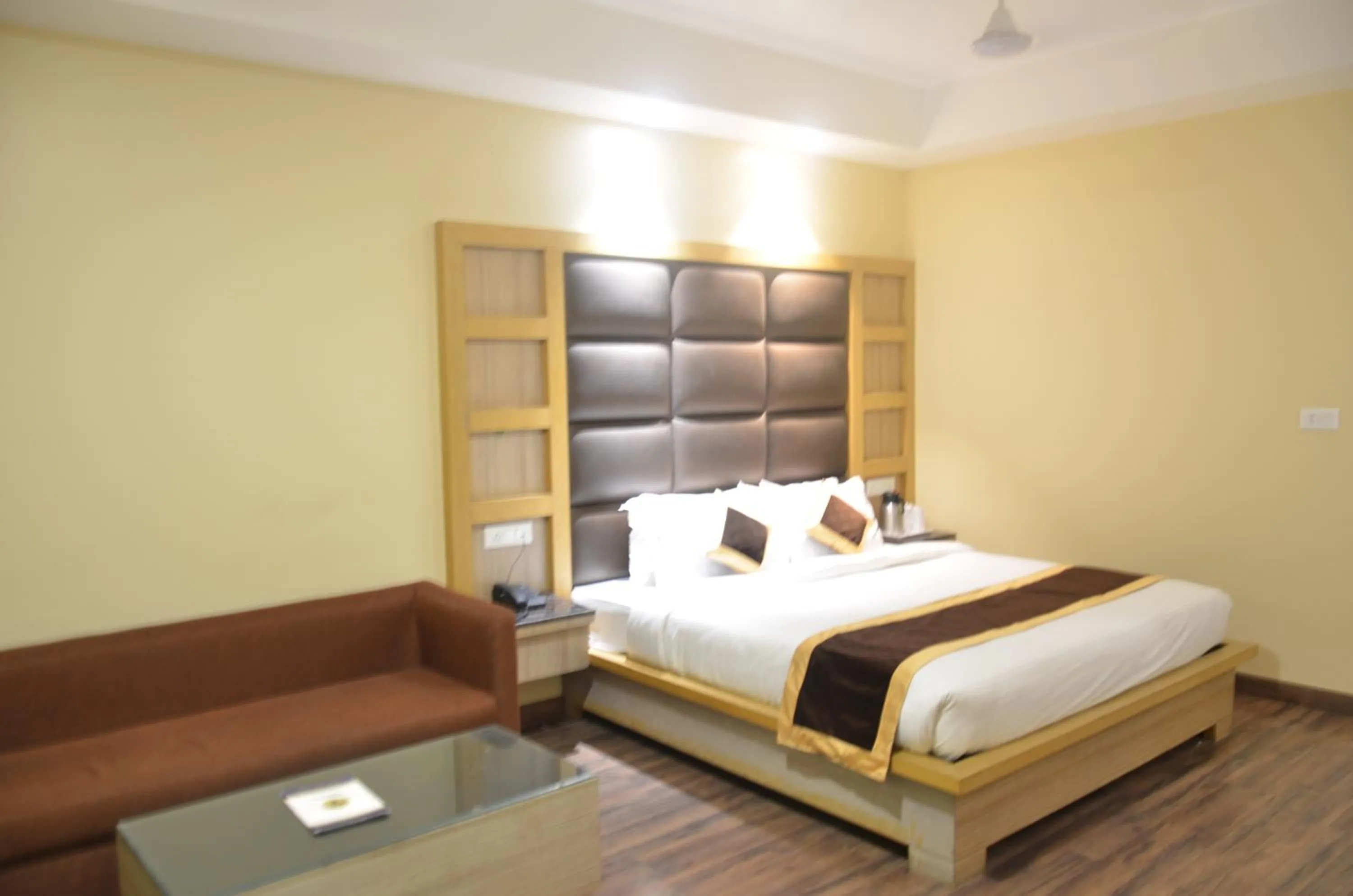 Bedroom, Bed in Tulip Tree Hotel