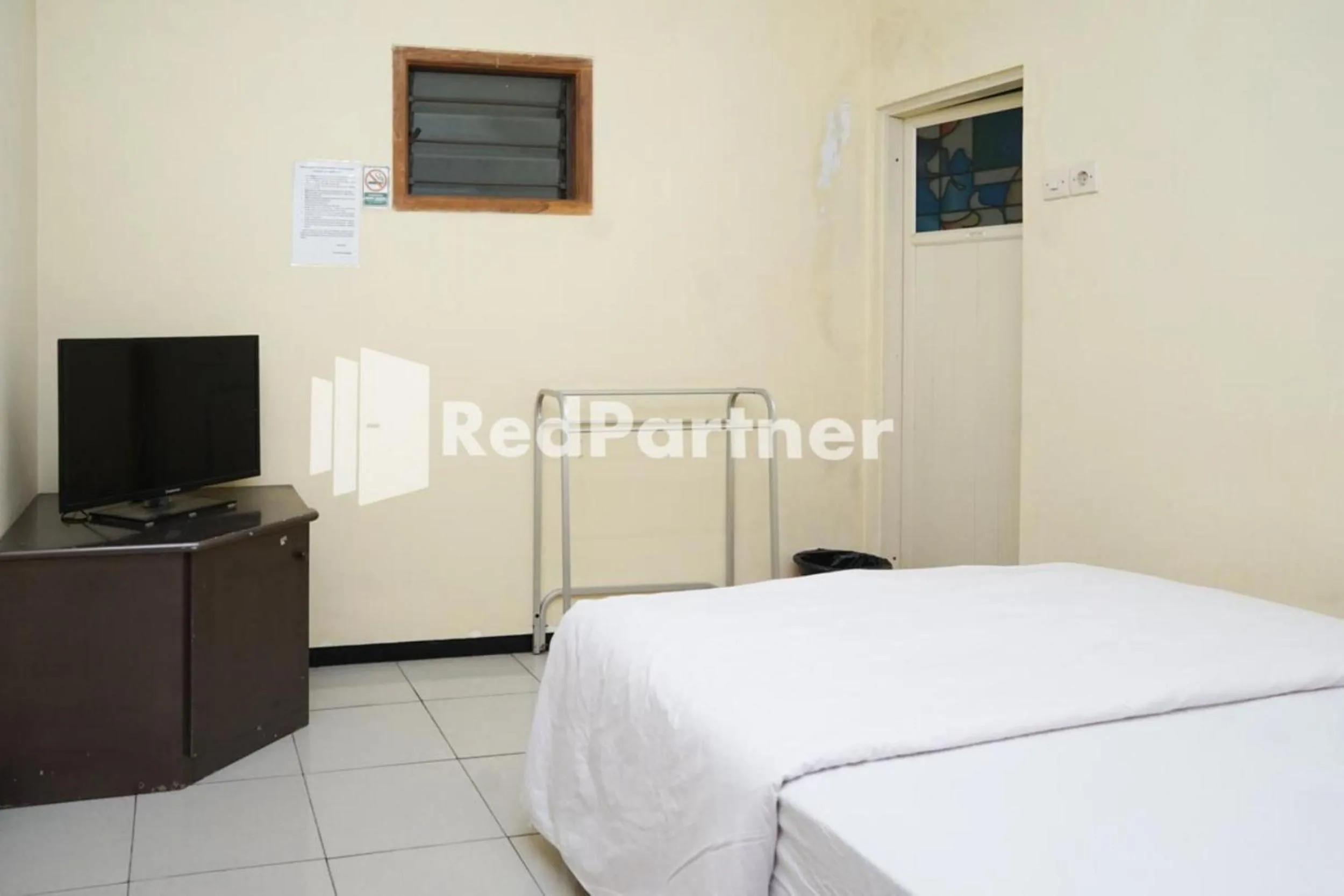 Photo of the whole room, Bed in Villa Handayani Songgoriti RedPartner