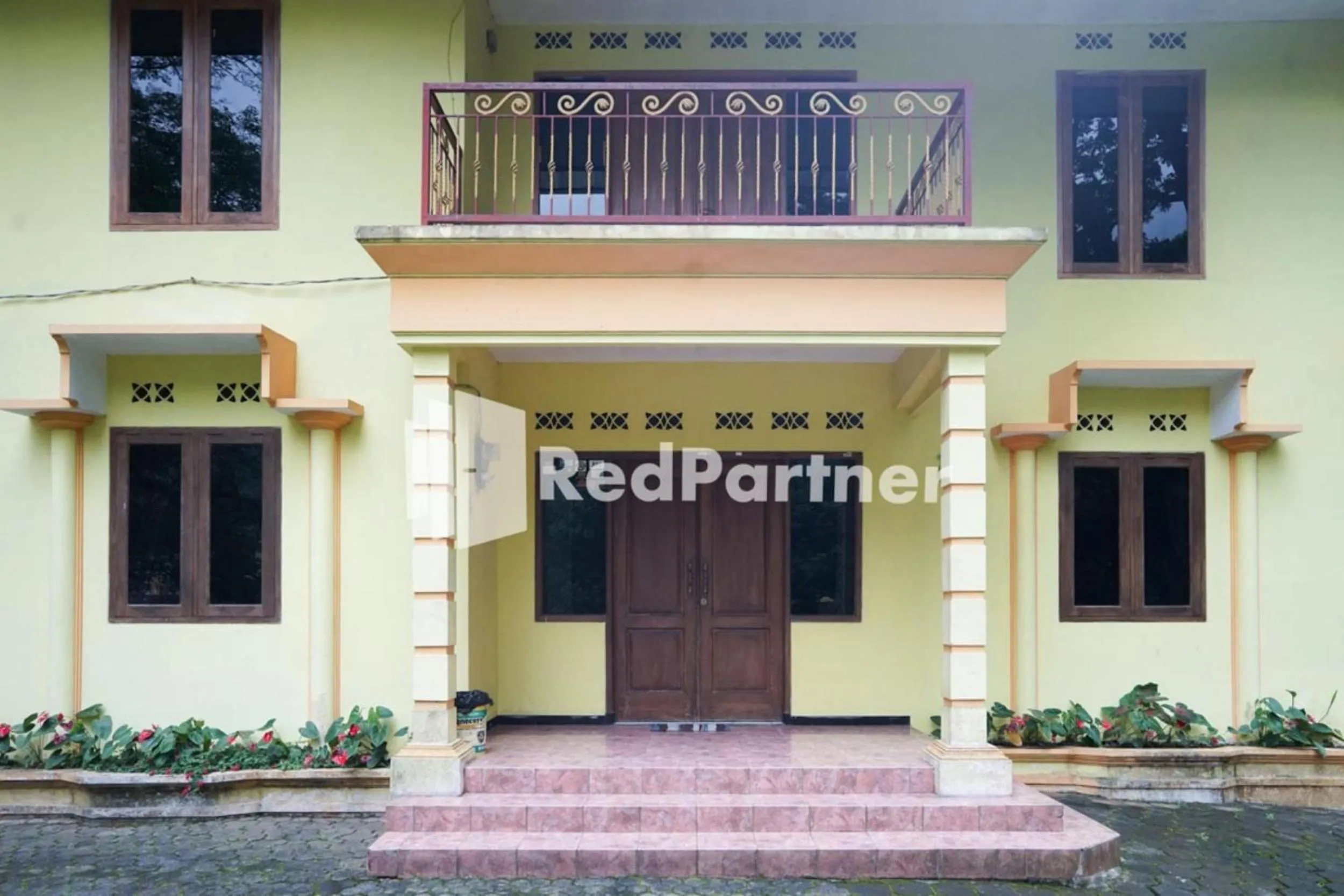 Facade/entrance in Villa Handayani Songgoriti RedPartner