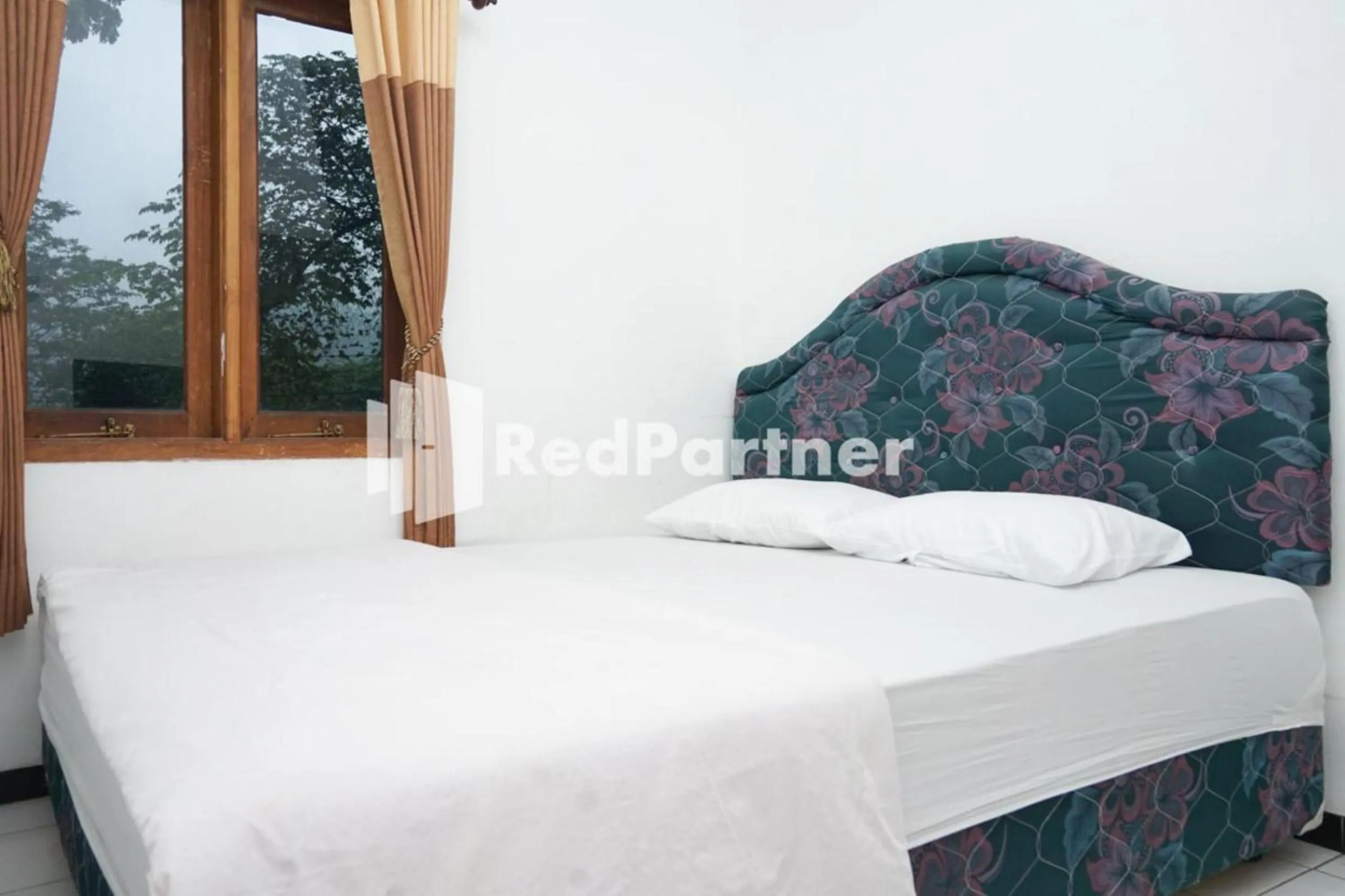 Photo of the whole room, Bed in Villa Handayani Songgoriti RedPartner