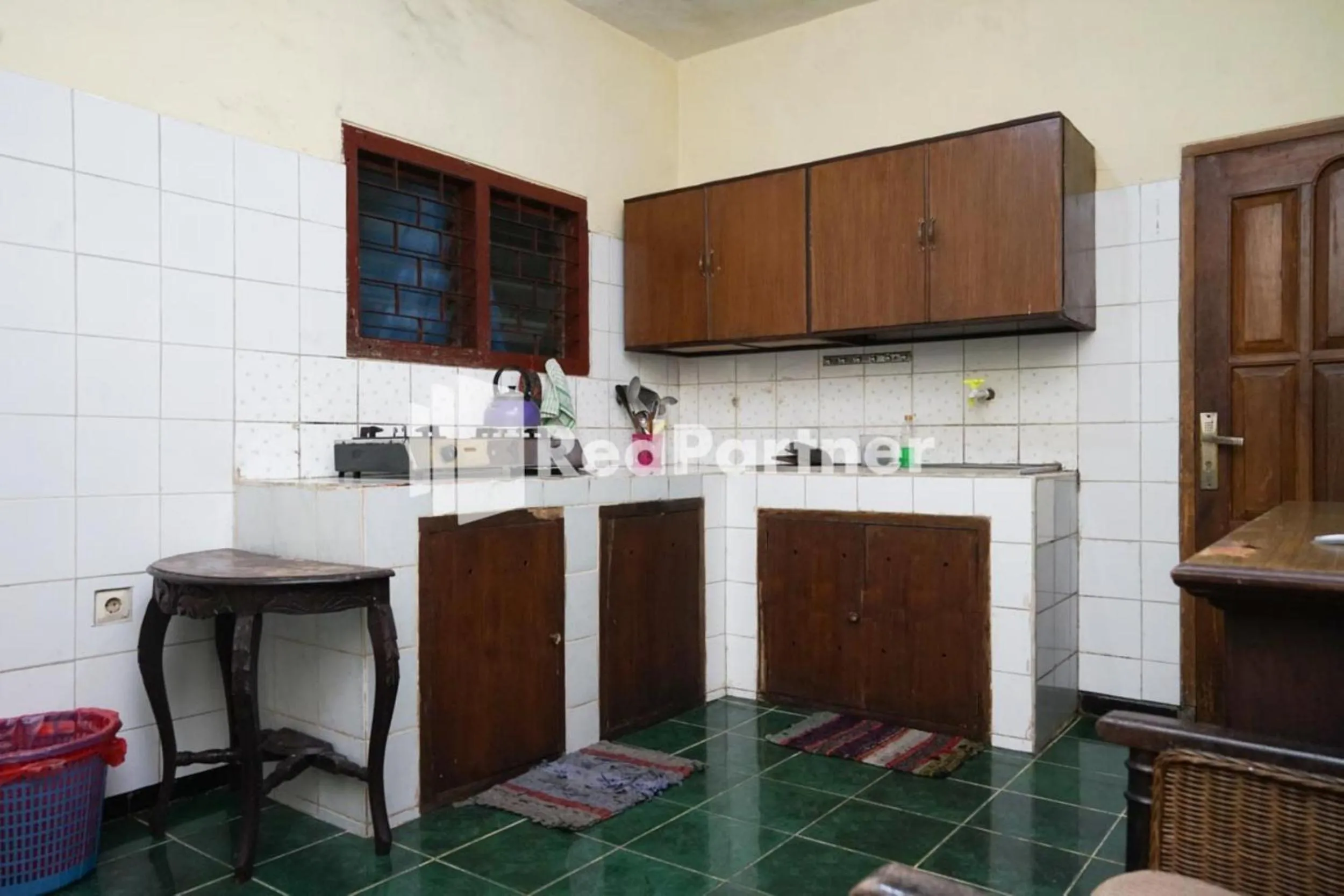 Communal kitchen in Villa Handayani Songgoriti RedPartner