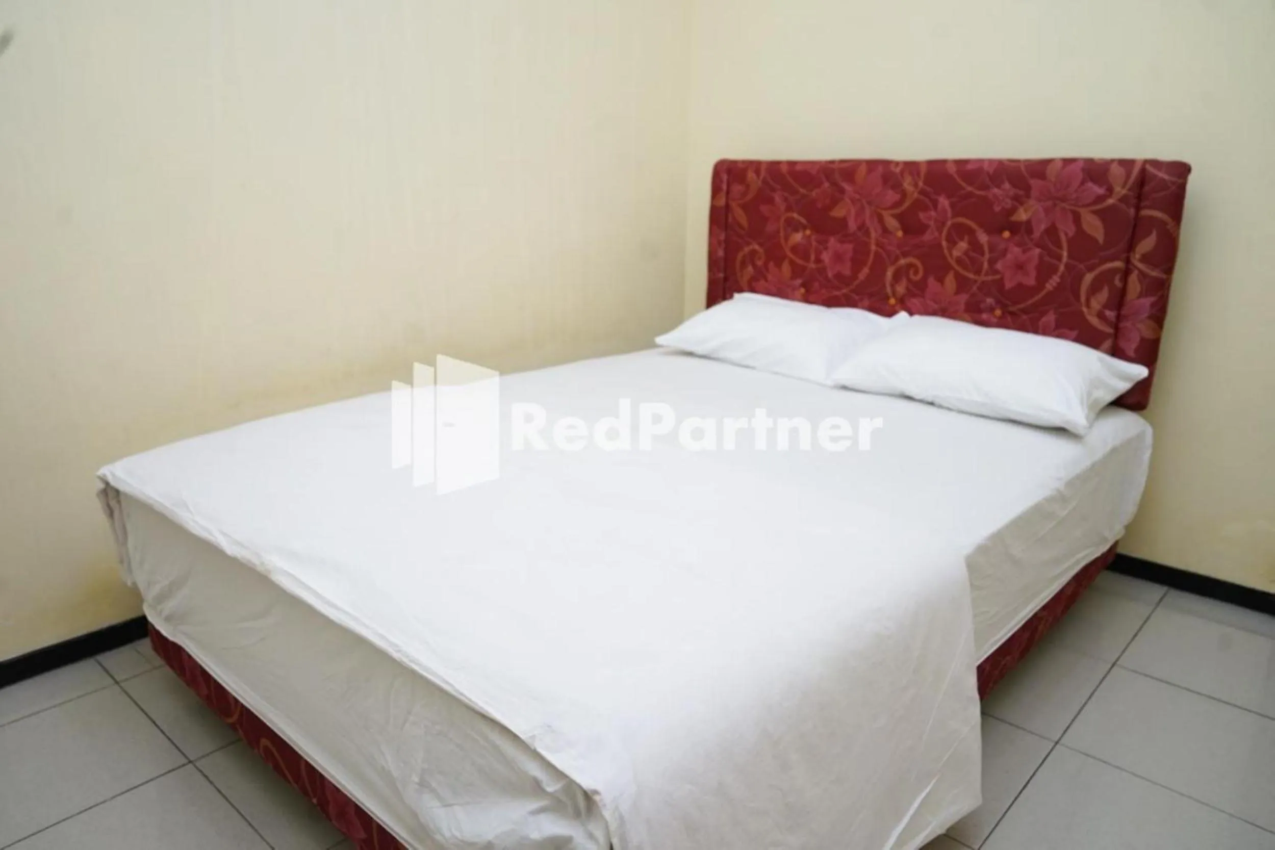Photo of the whole room, Bed in Villa Handayani Songgoriti RedPartner