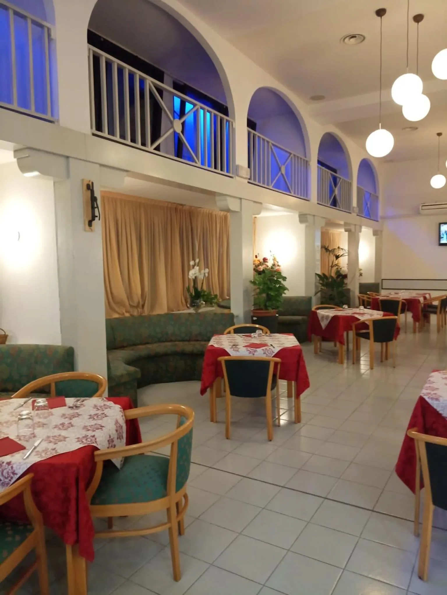 Restaurant/places to eat in Hotel Forum