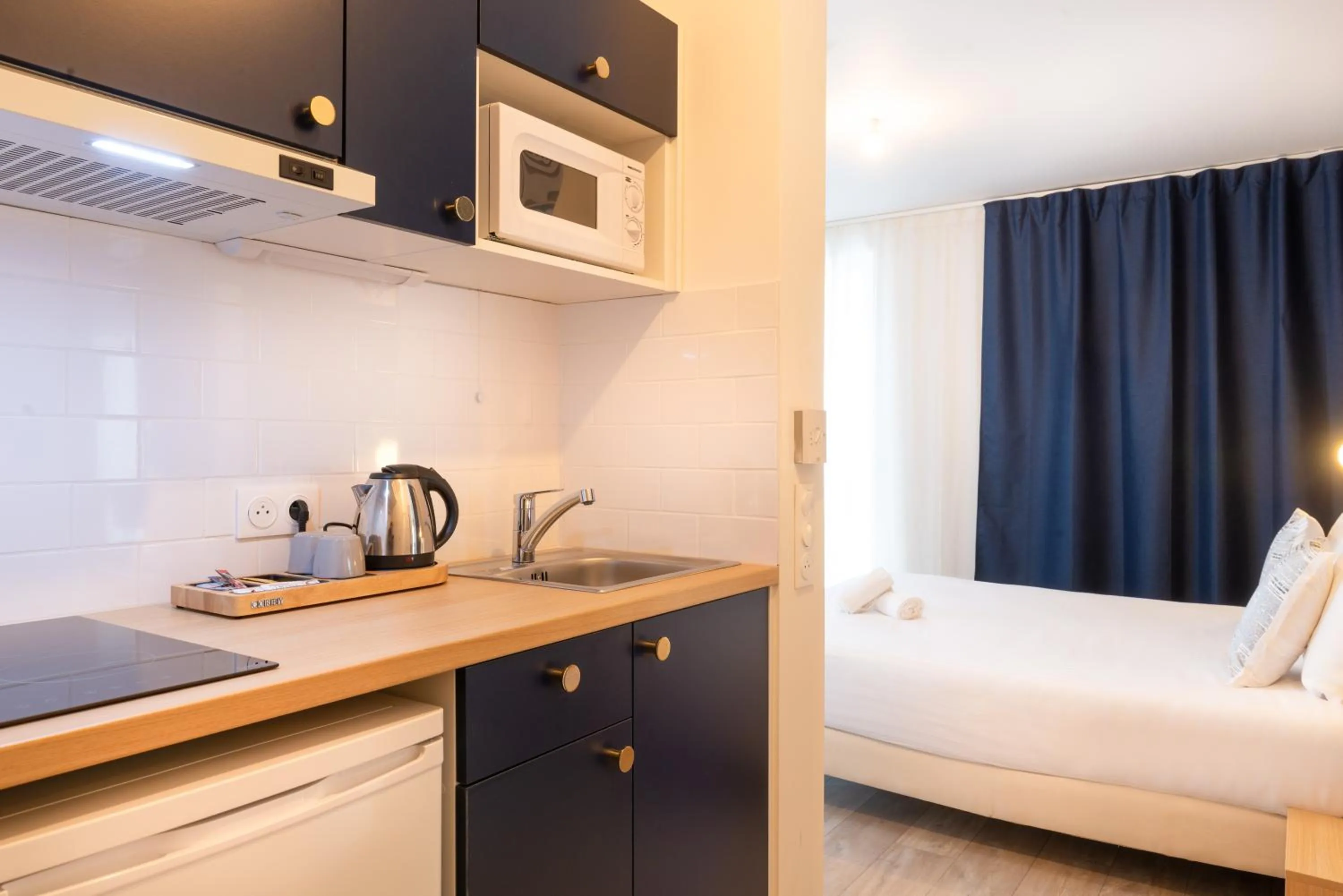 Coffee/tea facilities, Bed in Appart Hôtel Le Monde Paris Pont d'ivry