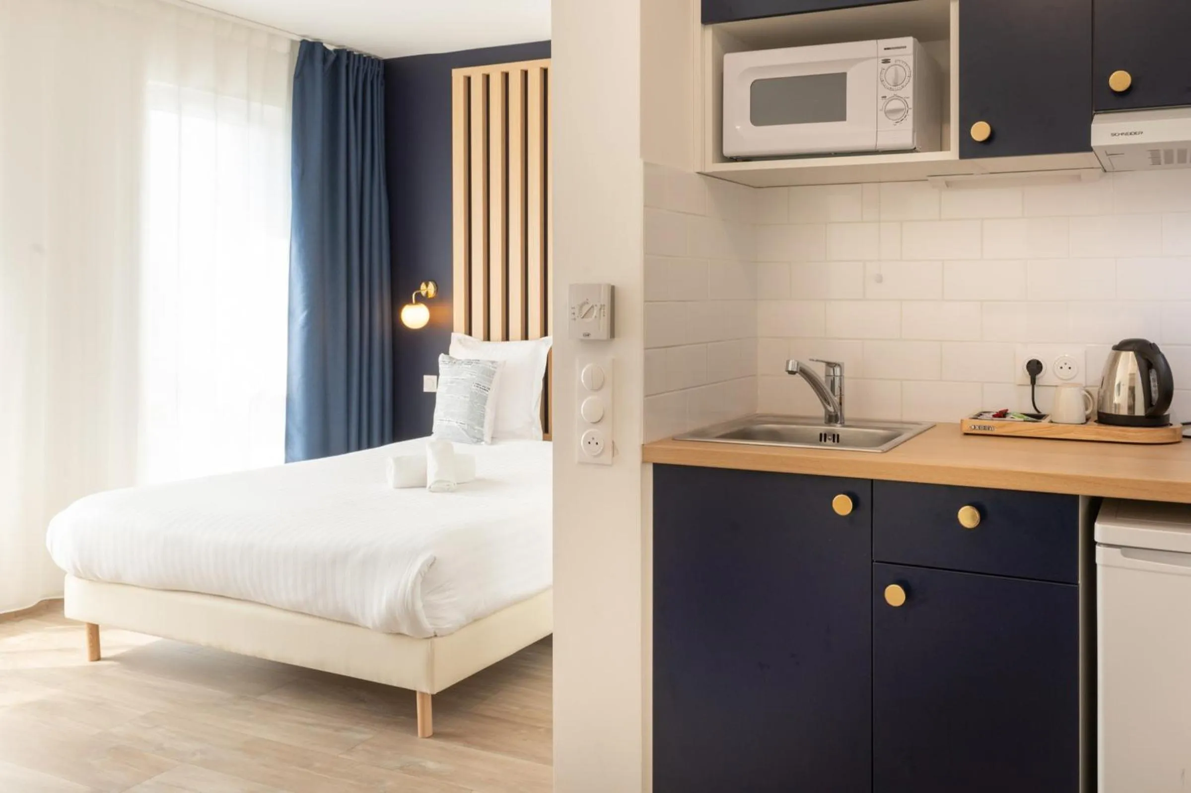 Kitchen or kitchenette, Bed in The Originals Résidence Le Monde Paris Ivry Confluence