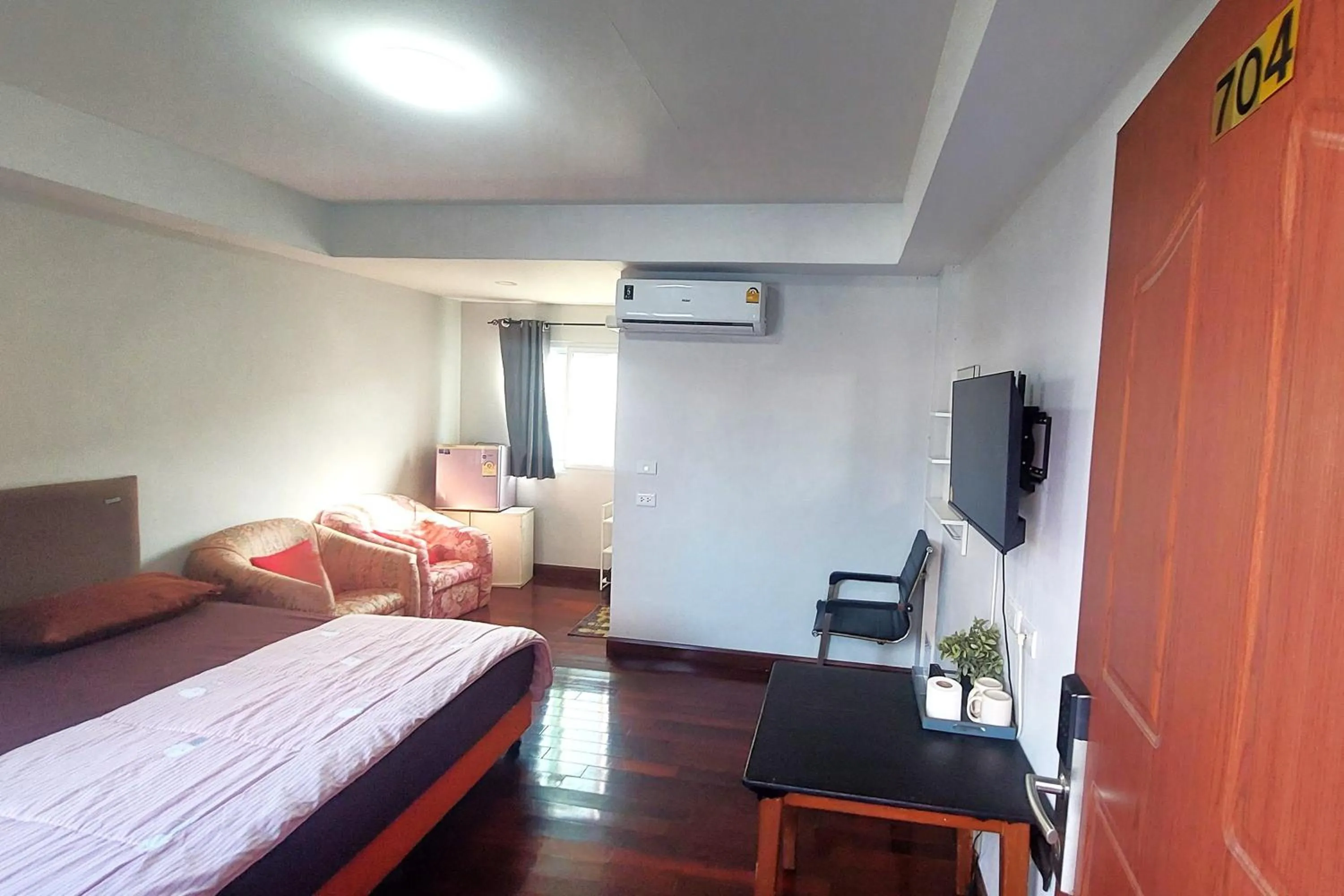 Bed in OYO 75396 Look Shine Apartment