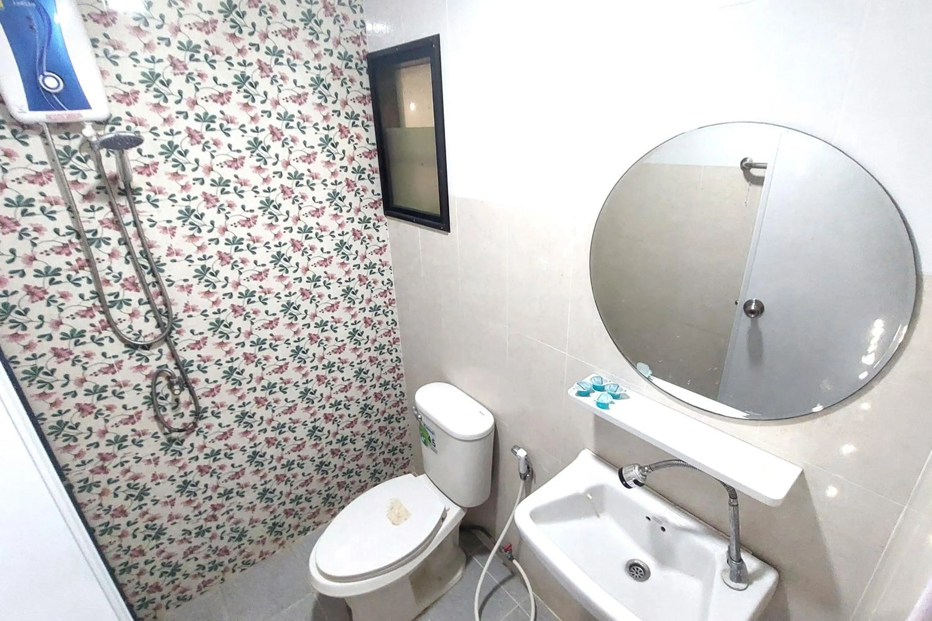 Bathroom in OYO 75396 Look Shine Apartment