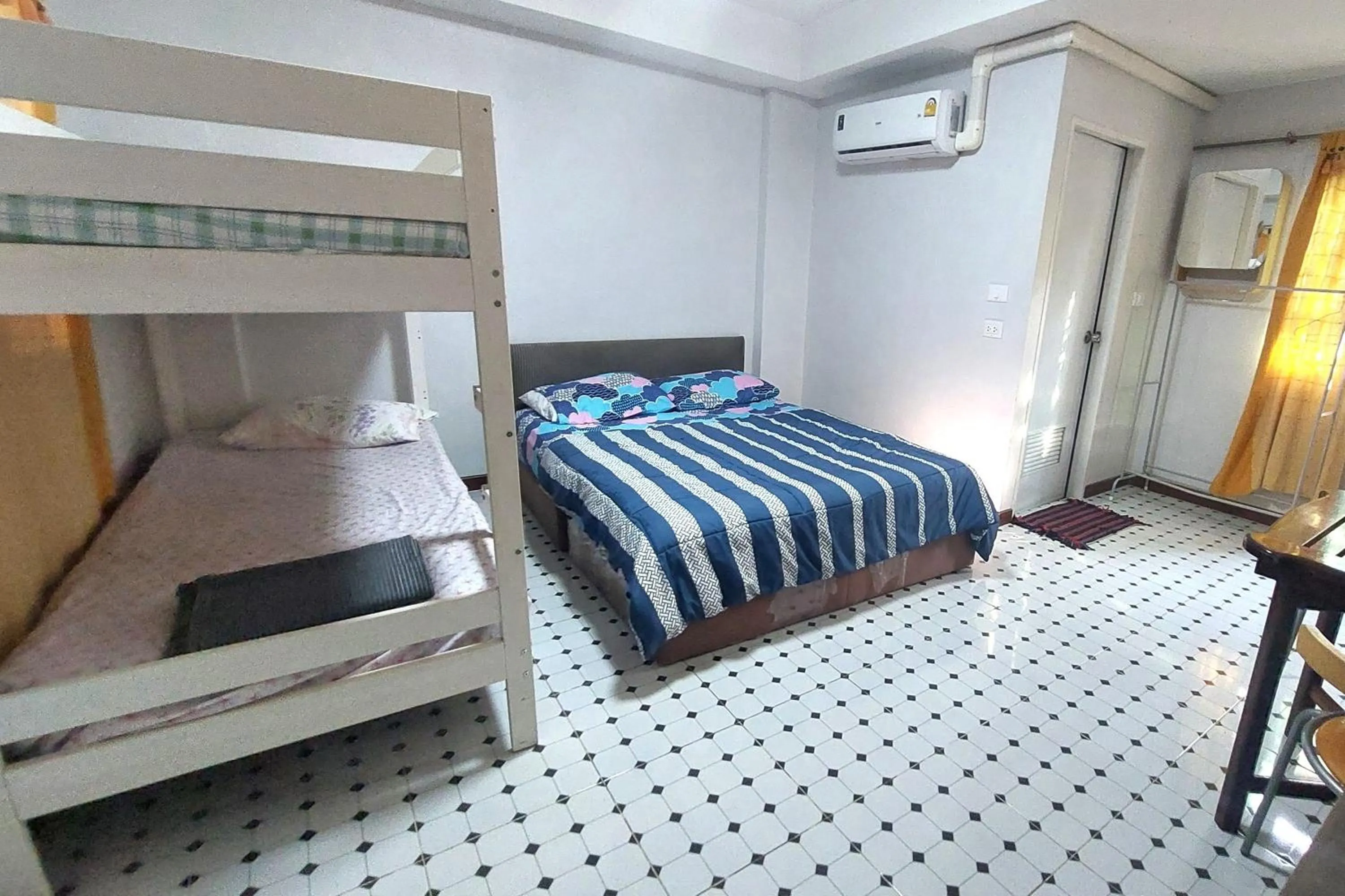 Bed in OYO 75396 Look Shine Apartment