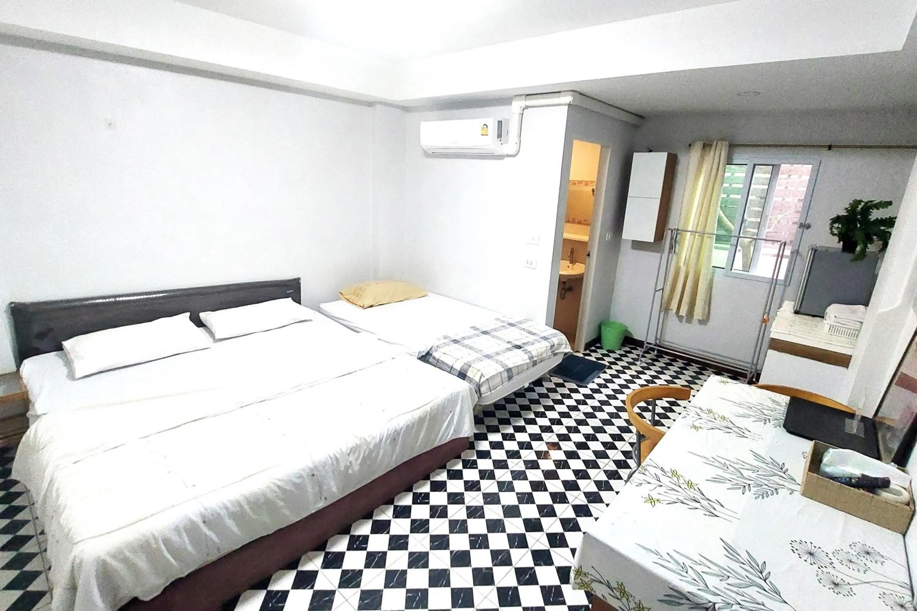 Bed in OYO 75396 Look Shine Apartment