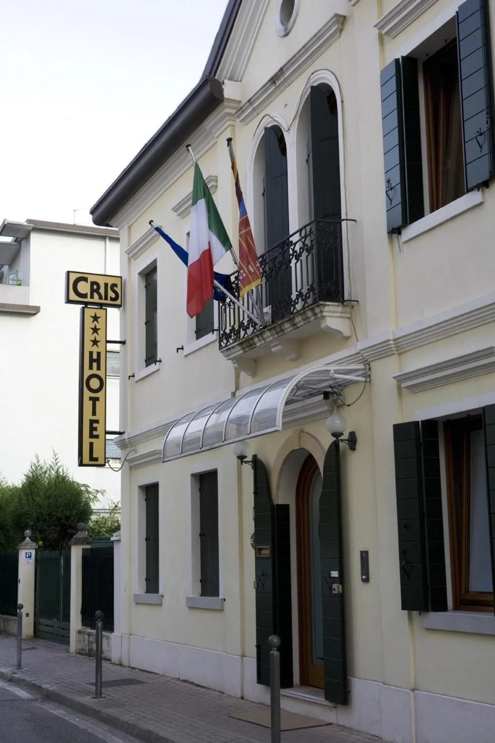 Facade/entrance in Hotel Cris