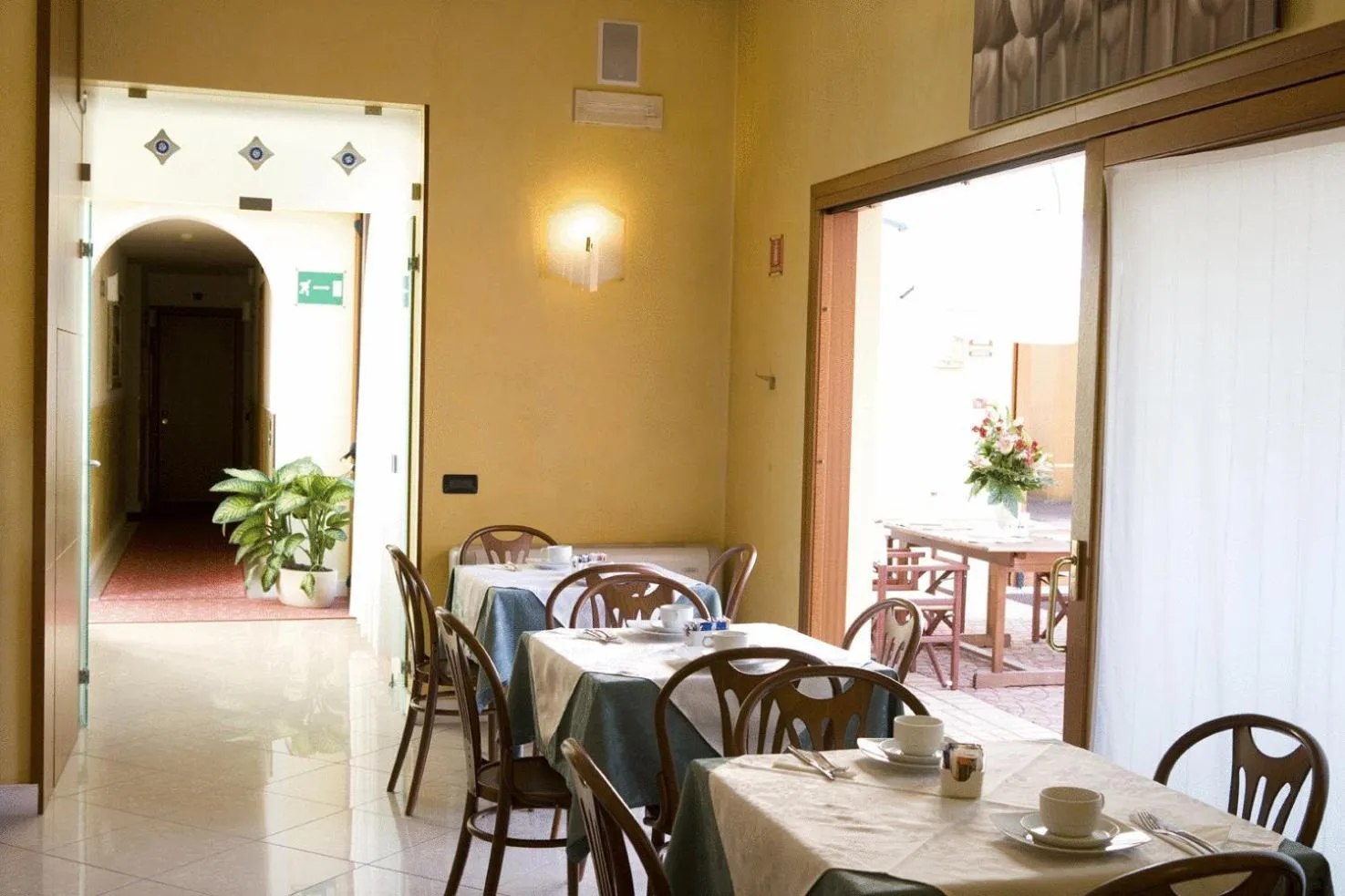 Restaurant/places to eat in Hotel Cris