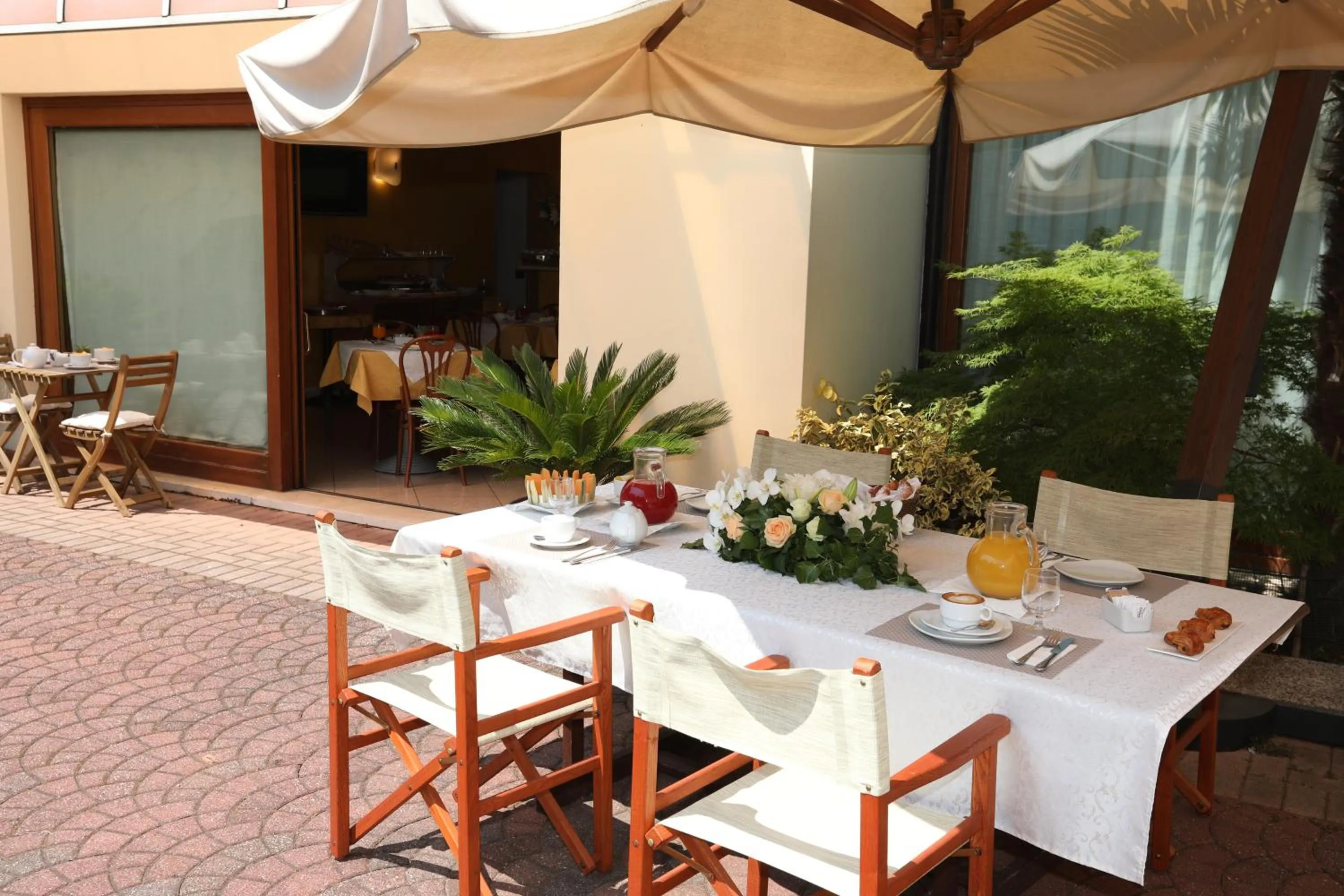 Restaurant/places to eat in Hotel Cris