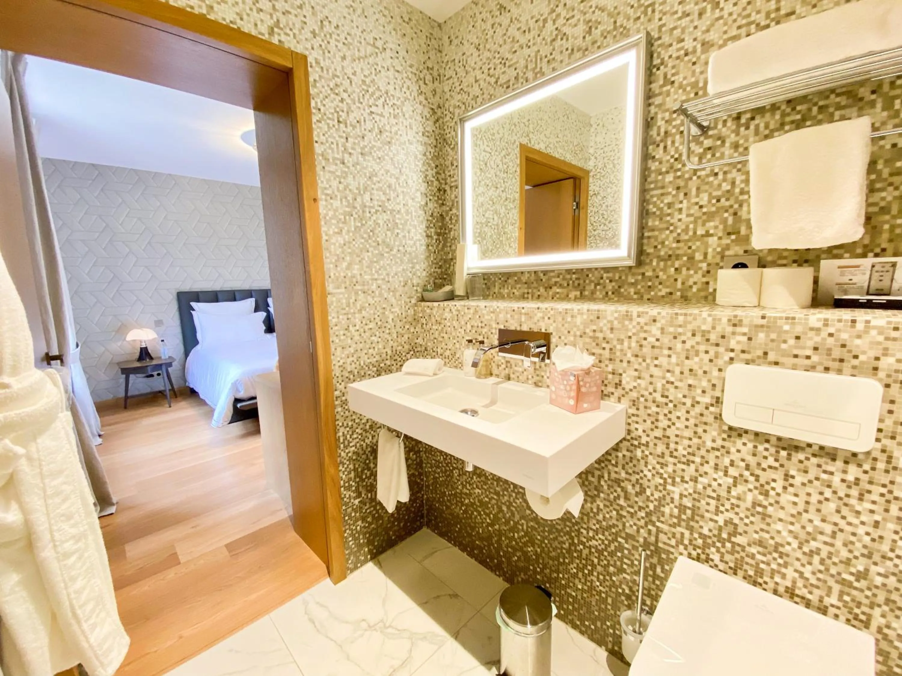 Bathroom, Bed in Petit Monlot - Saint-Emilion