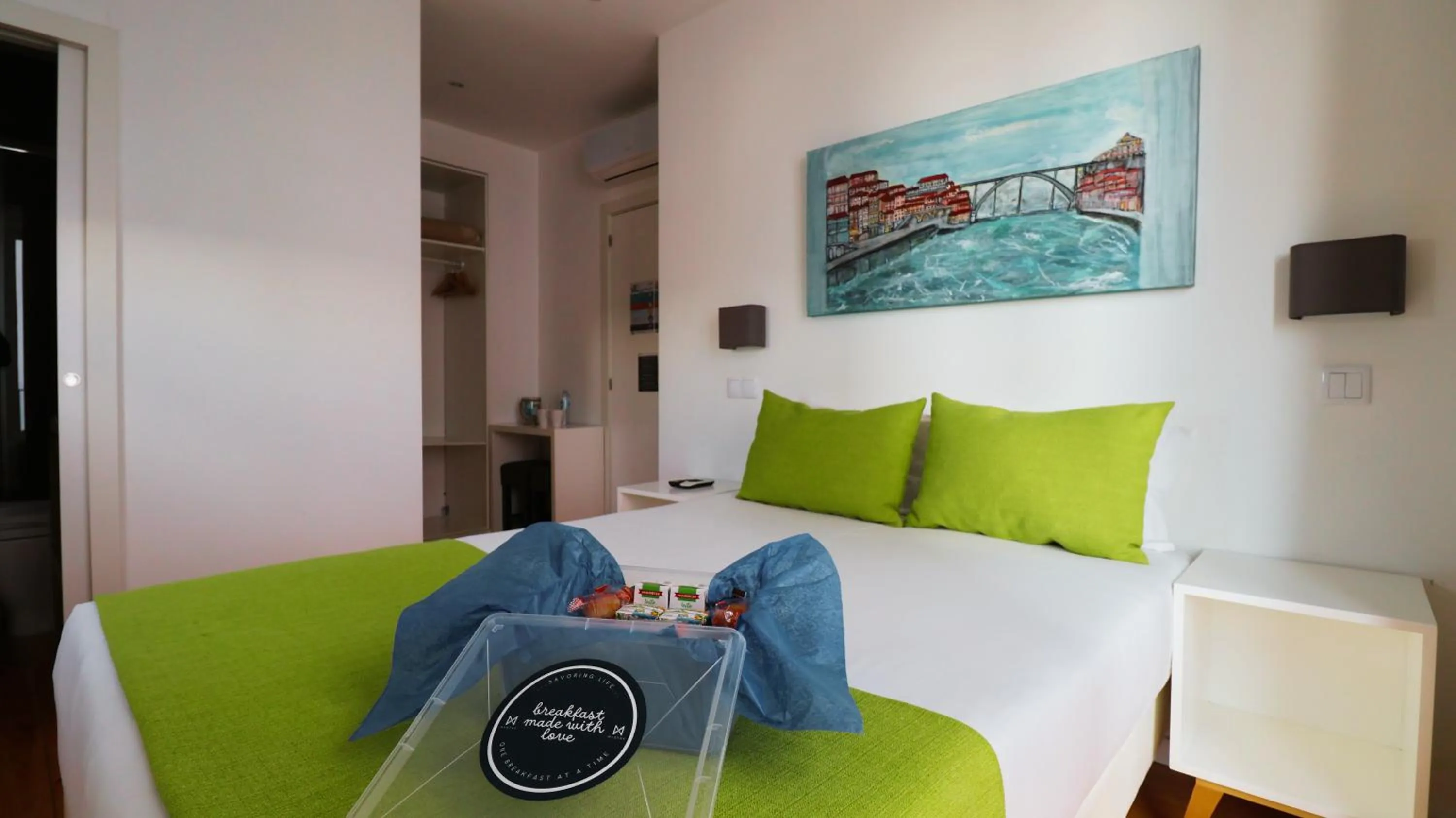 Breakfast, Bed in MyStay Porto São Bento
