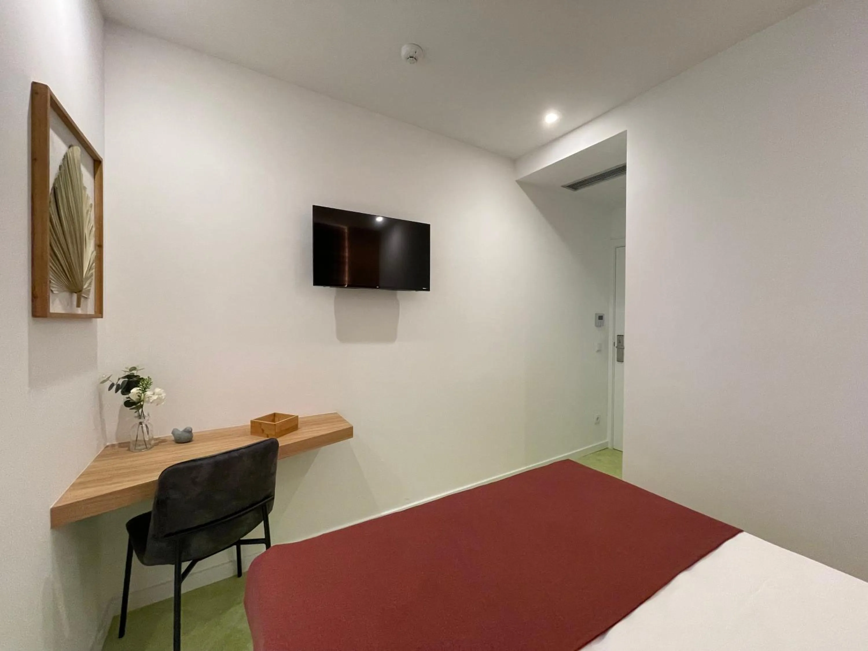 TV and multimedia, Bed in MyStay Porto São Bento