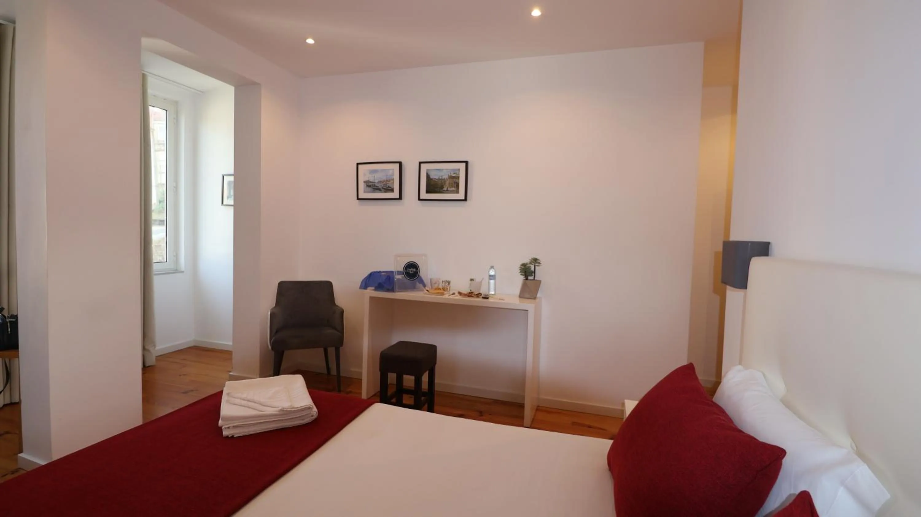 Breakfast, Bed in MyStay Porto São Bento