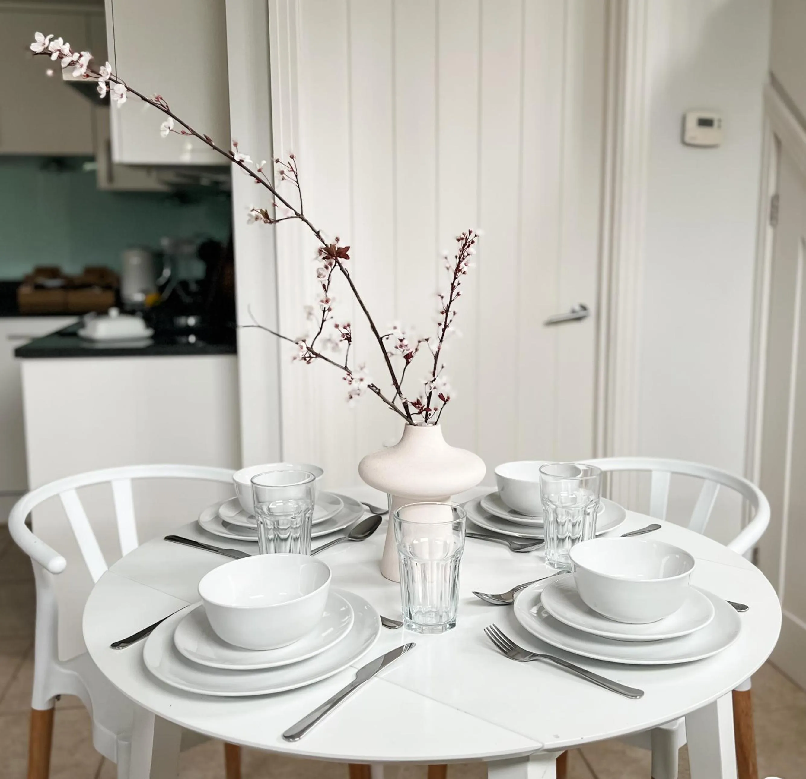 Dining area in Windsor Mews by Stay Focused SA