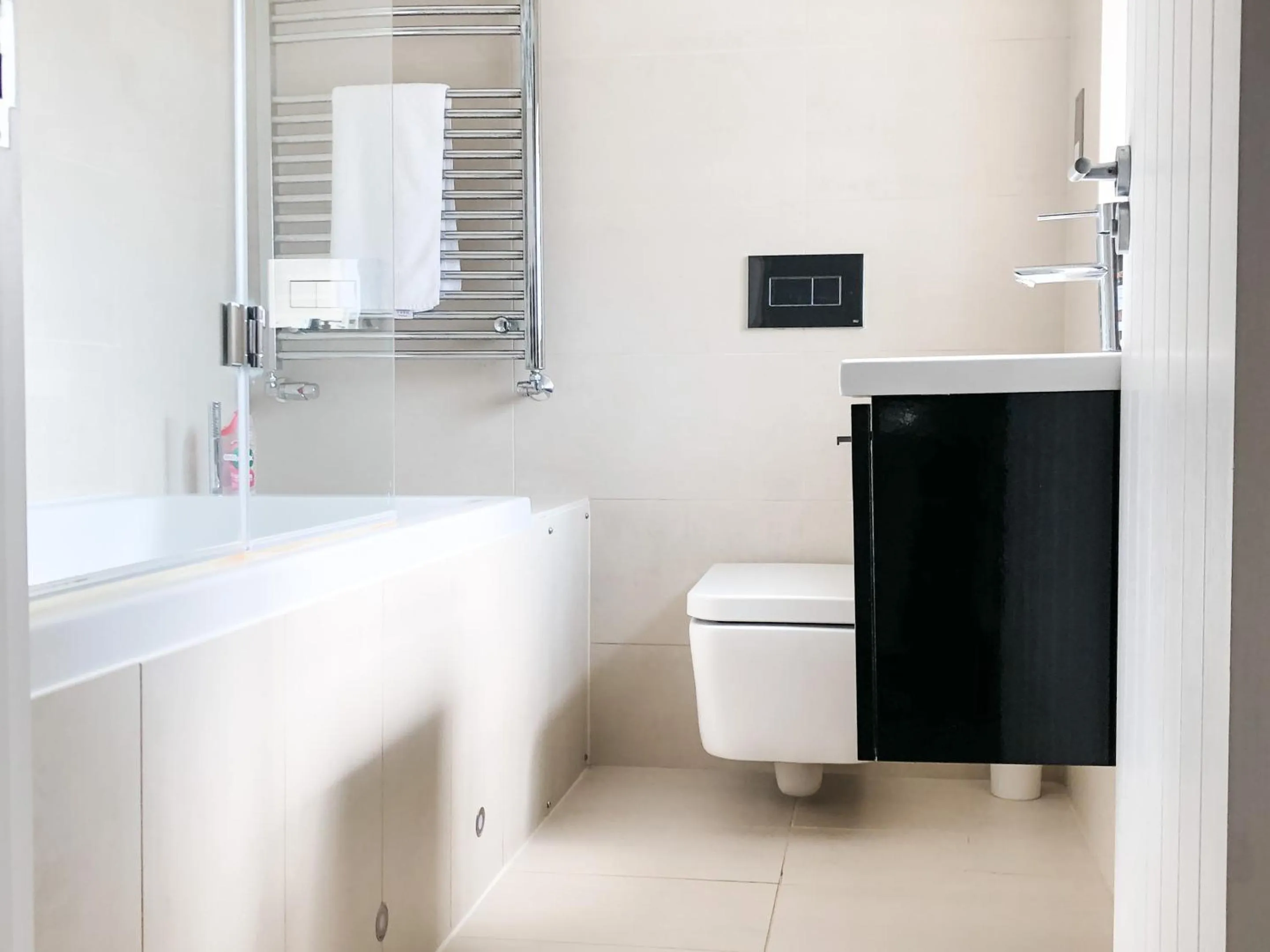 Bathroom in Windsor Mews by Stay Focused SA