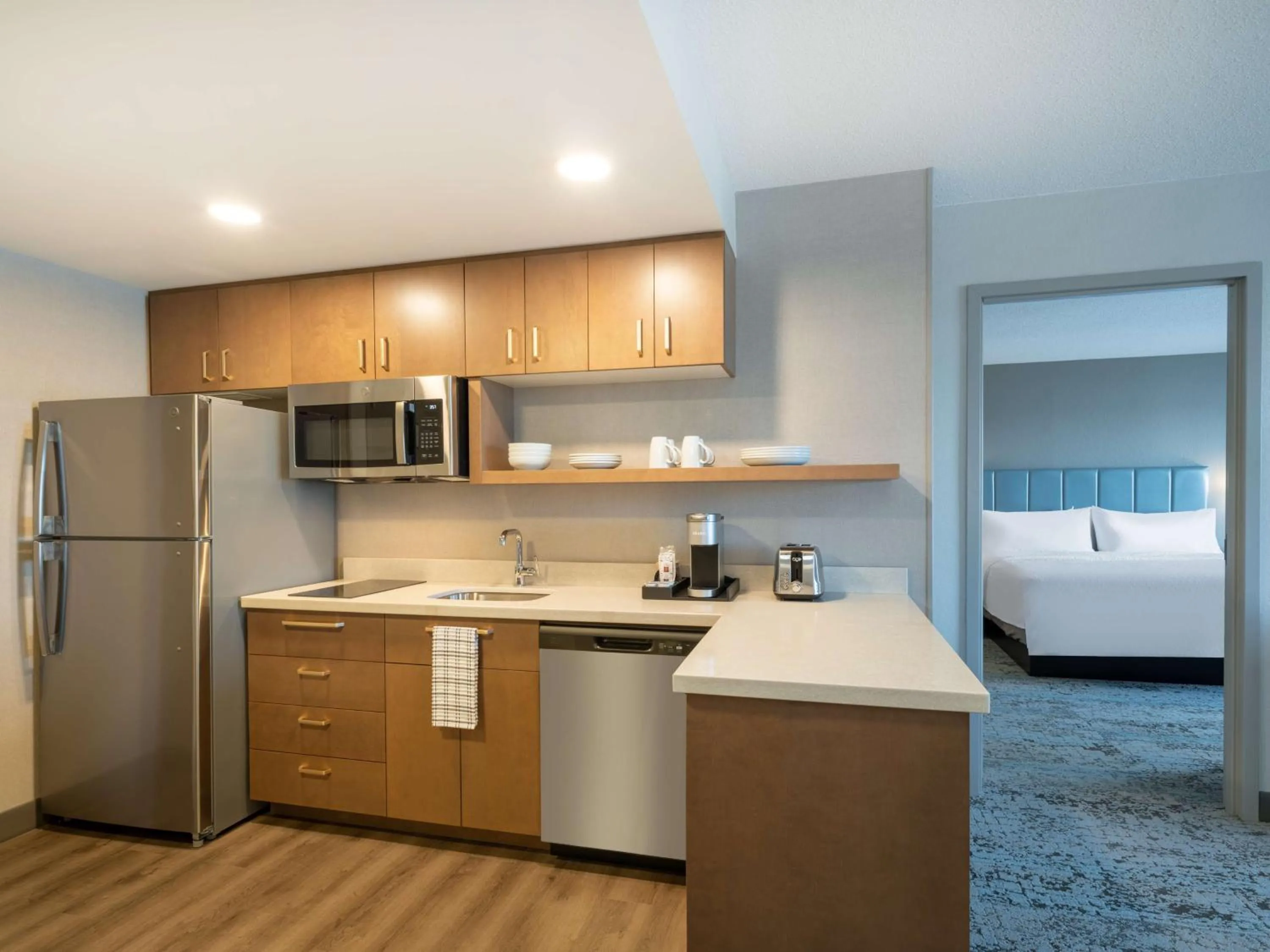 Kitchen or kitchenette, Bed in Homewood Suites By Hilton Toledo Downtown