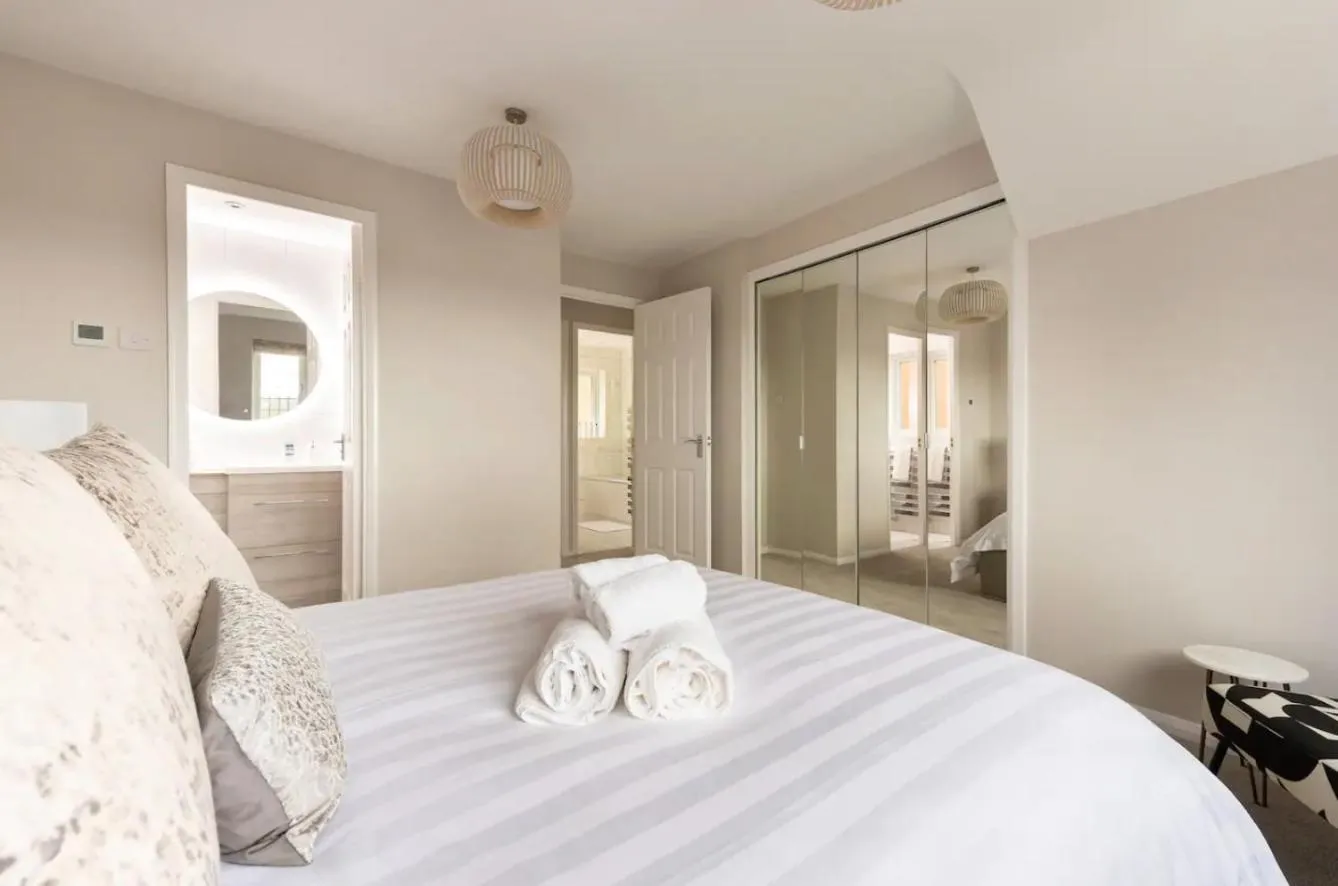 Bedroom, Bed in Virginia Water Family Getaway