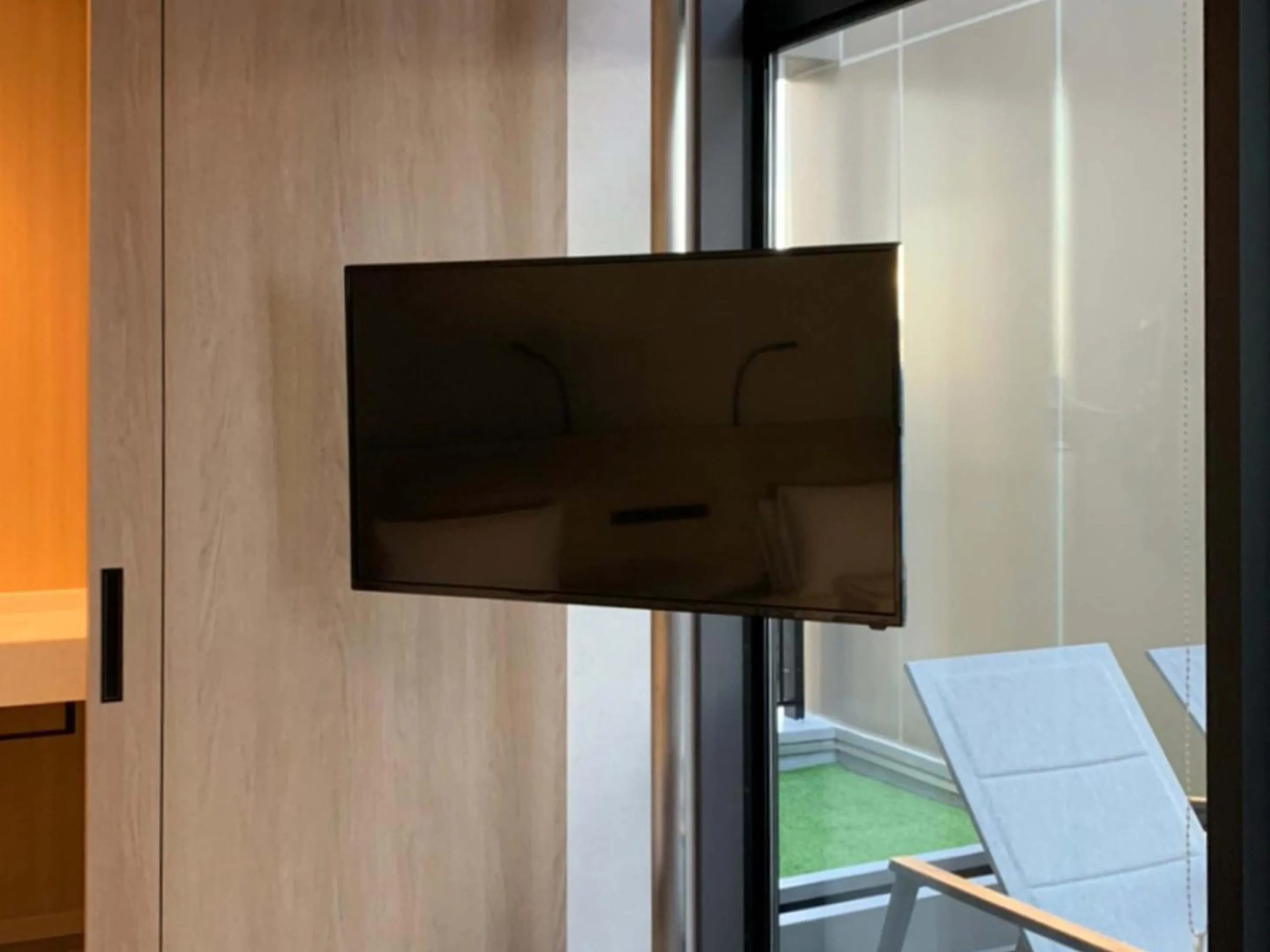 TV and multimedia in Akabane Holic Hotel