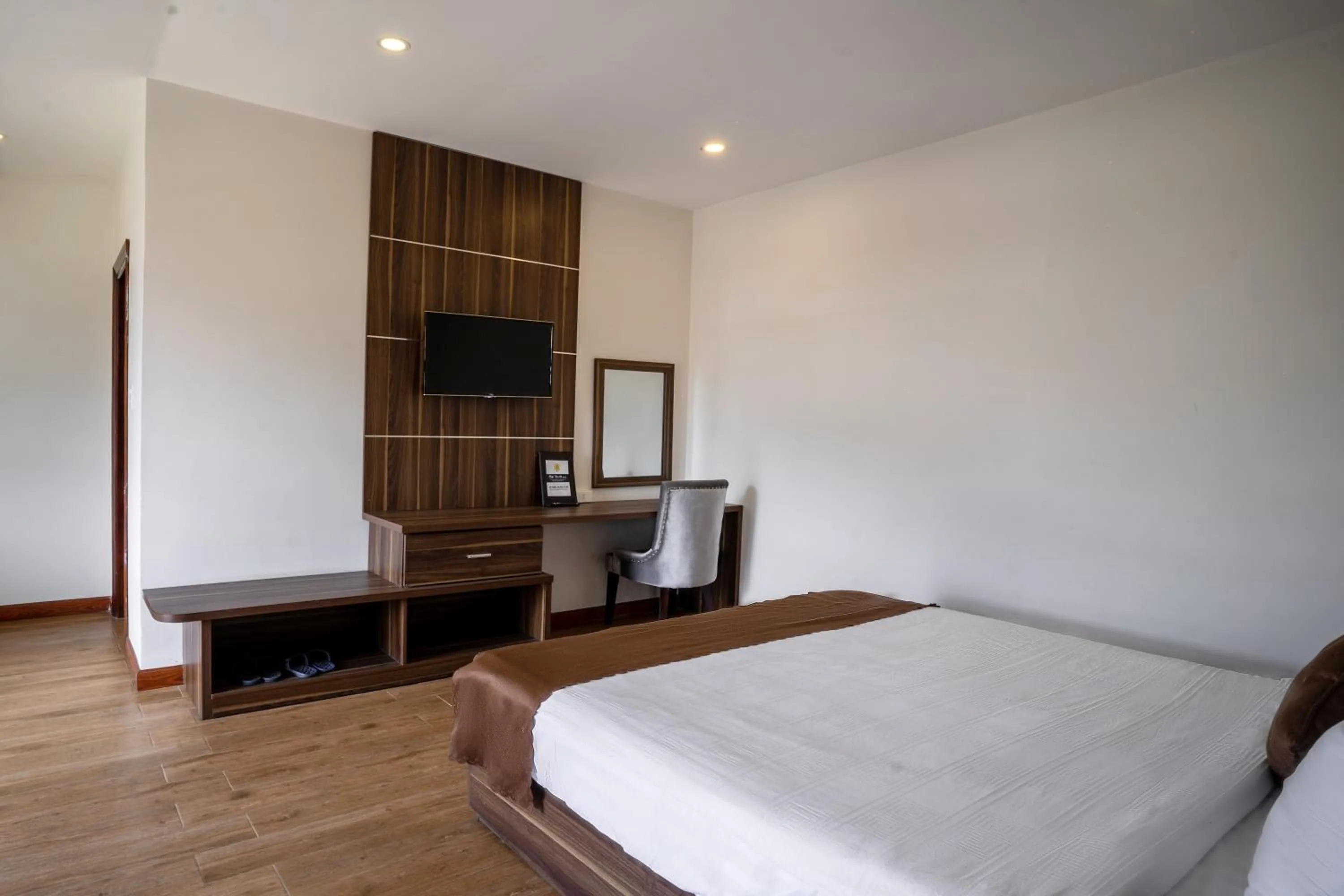 Bedroom, Bed in Mai Khanh Hotel