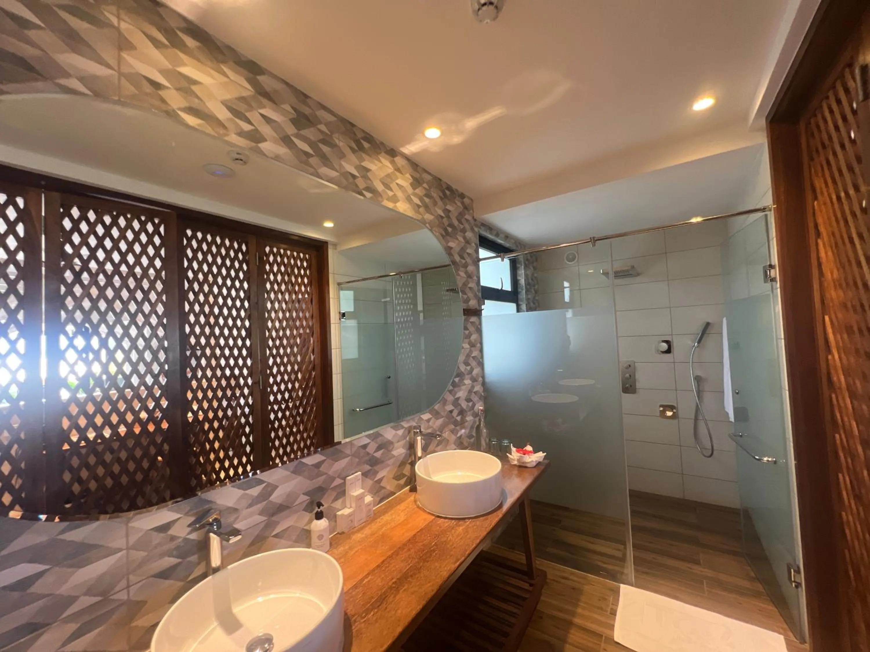 Shower in TOA Hotel & Spa Zanzibar