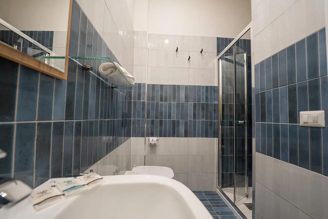 Shower in P.C. Boutique Medina H. Napoli Centro, by Clapa Group