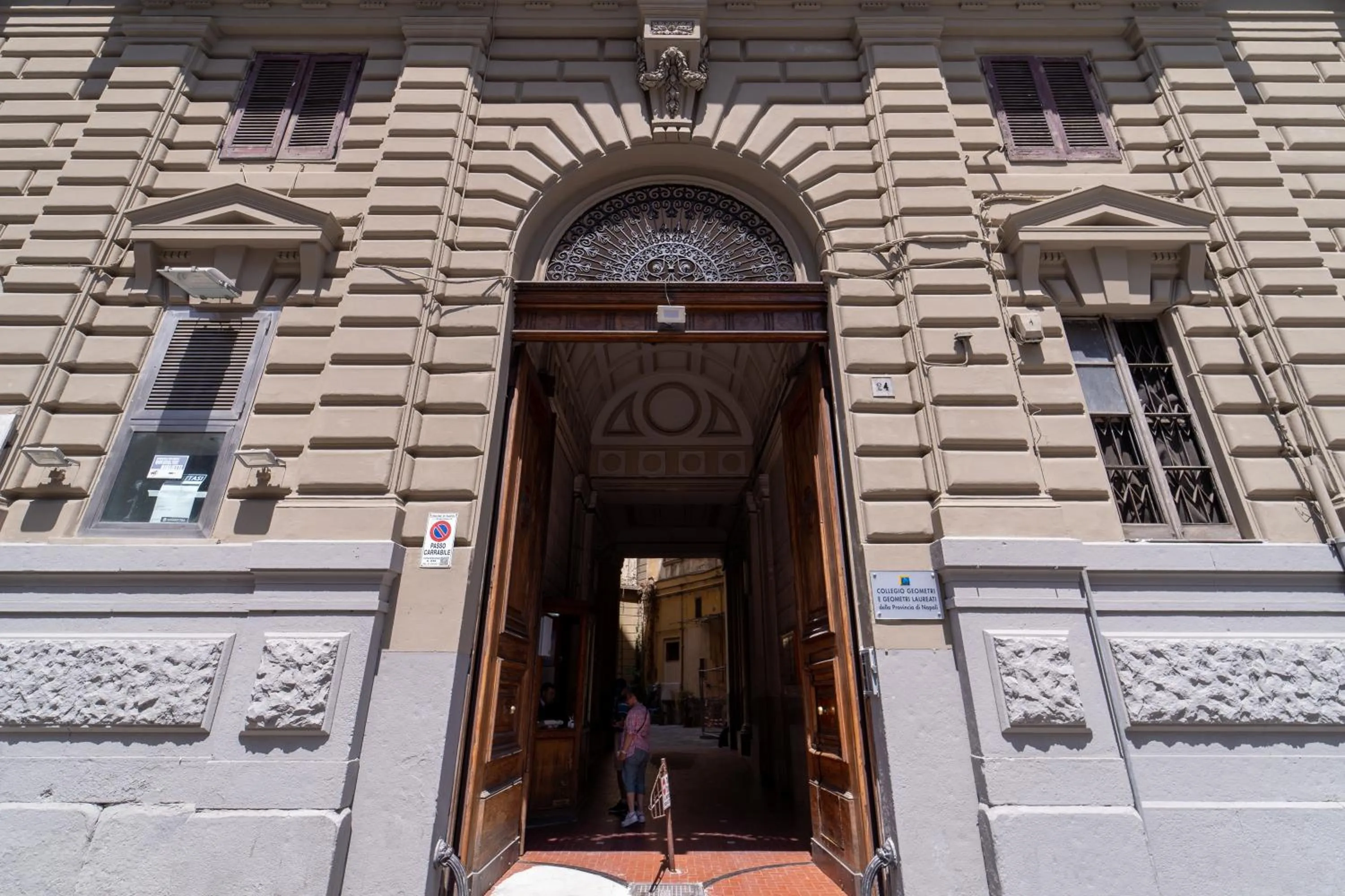 Facade/entrance in P.C. Boutique Medina H. Napoli Centro, by Clapa Group