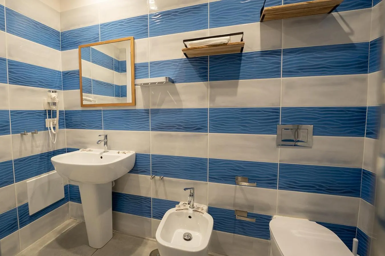 Shower in P.C. Boutique Medina H. Napoli Centro, by Clapa Group