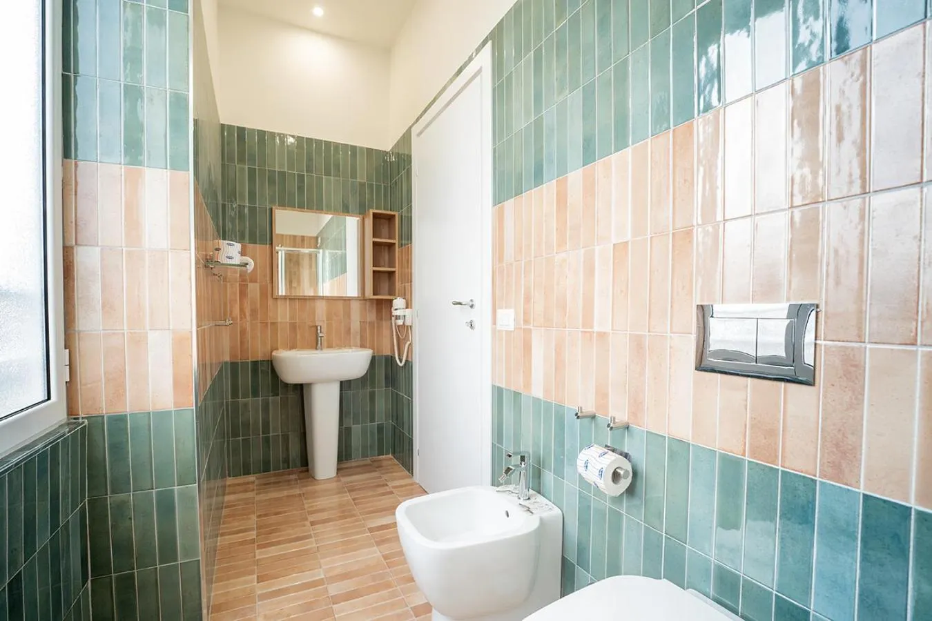 Shower in P.C. Boutique Medina H. Napoli Centro, by Clapa Group