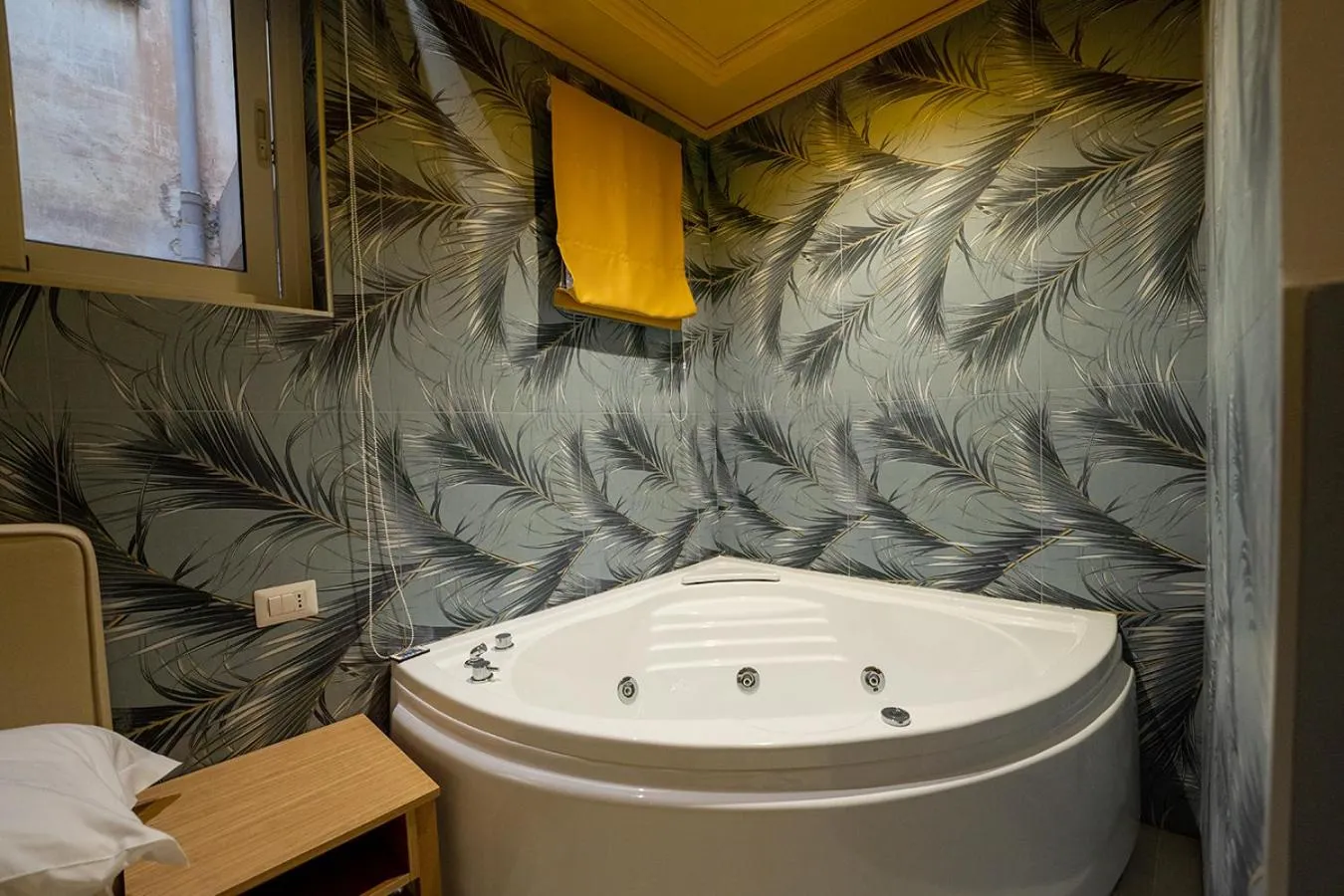 Hot Tub in P.C. Boutique Medina H. Napoli Centro, by Clapa Group