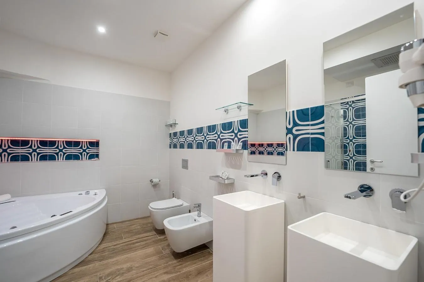 Shower in P.C. Boutique Medina H. Napoli Centro, by Clapa Group