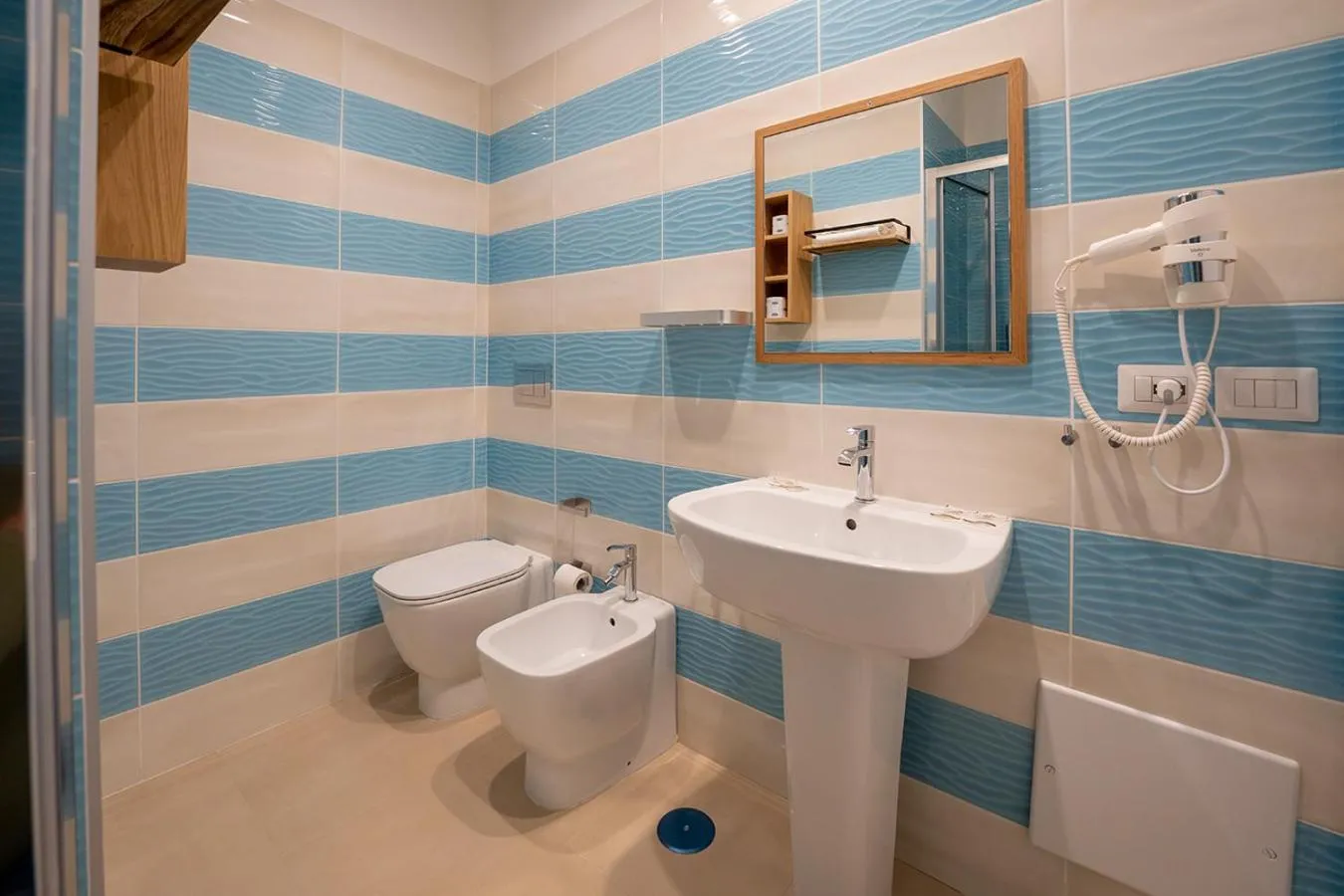 Shower in P.C. Boutique Medina H. Napoli Centro, by Clapa Group