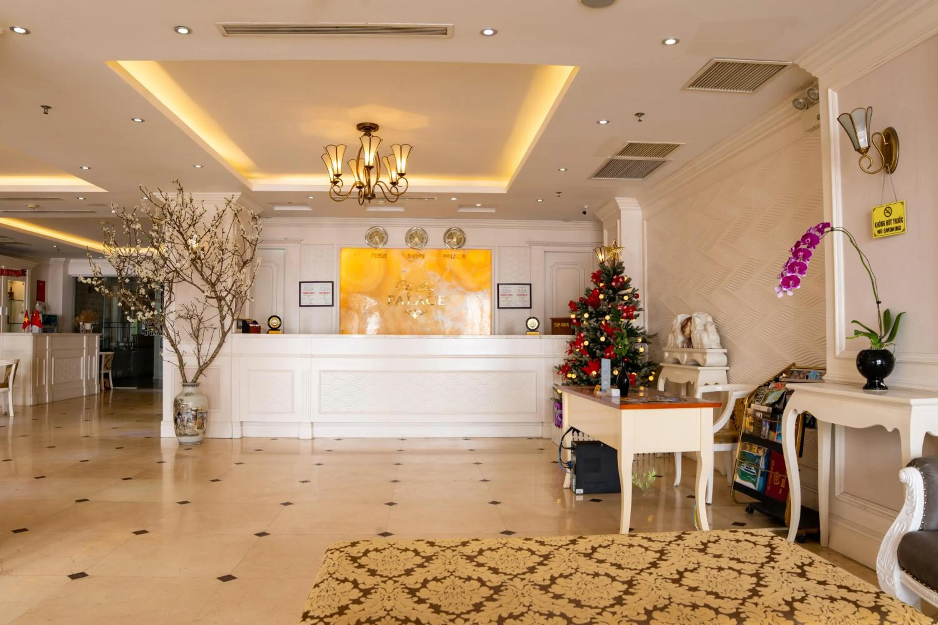 concierge in CityBay Palace Hạ Long Hotel