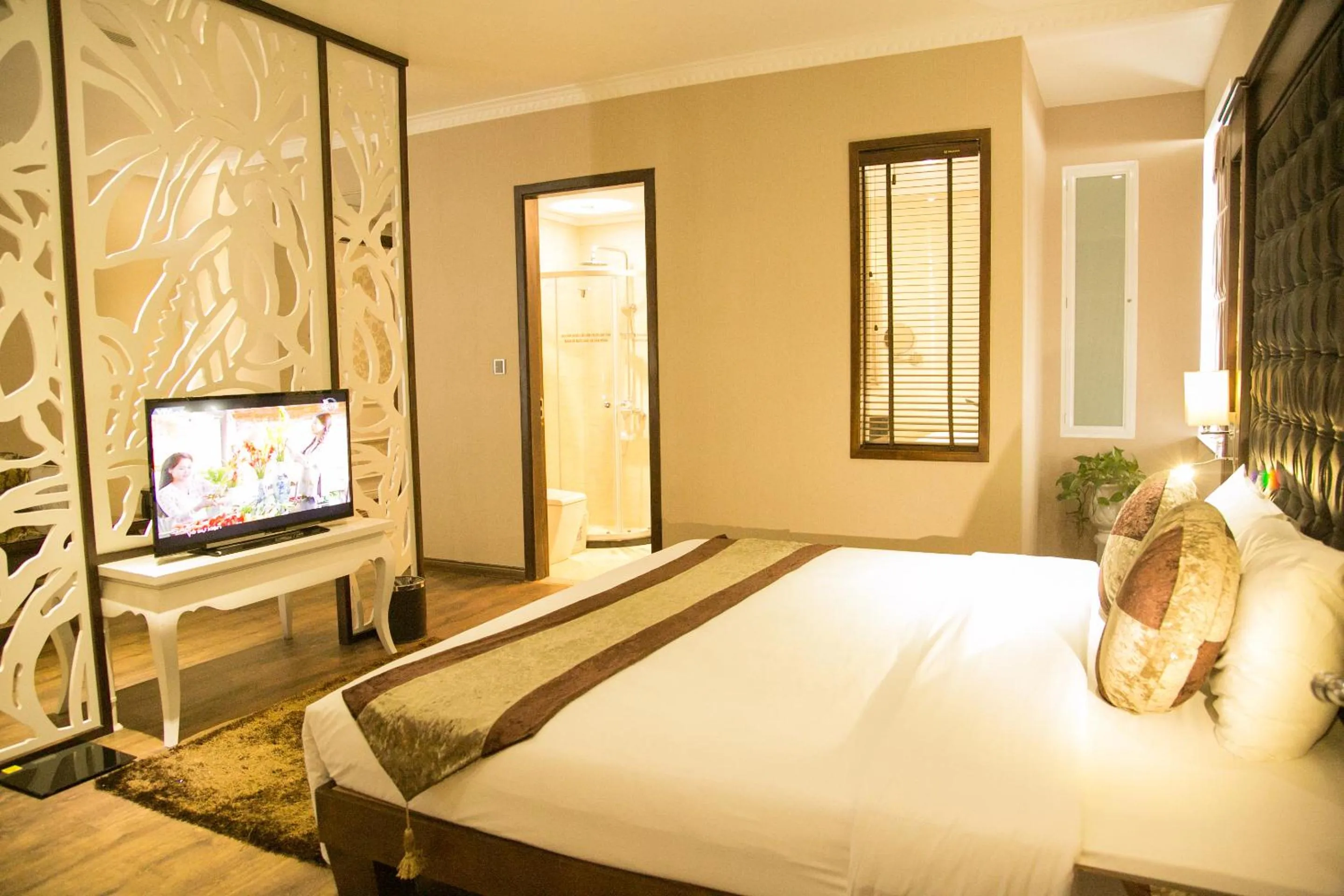 Communal lounge/ TV room, Bed in CityBay Palace Hạ Long Hotel