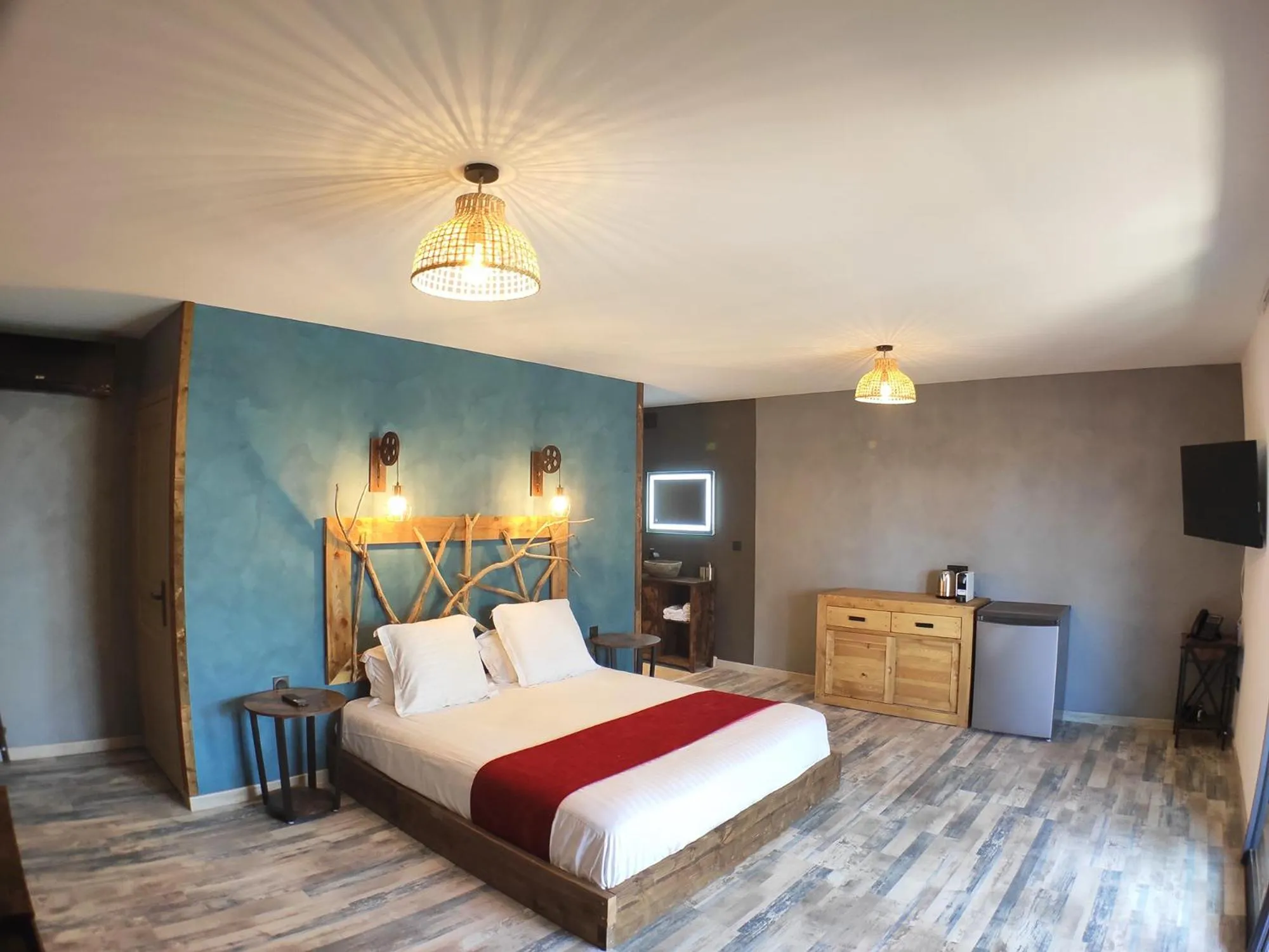 Photo of the whole room, Bed in Villa Occitana