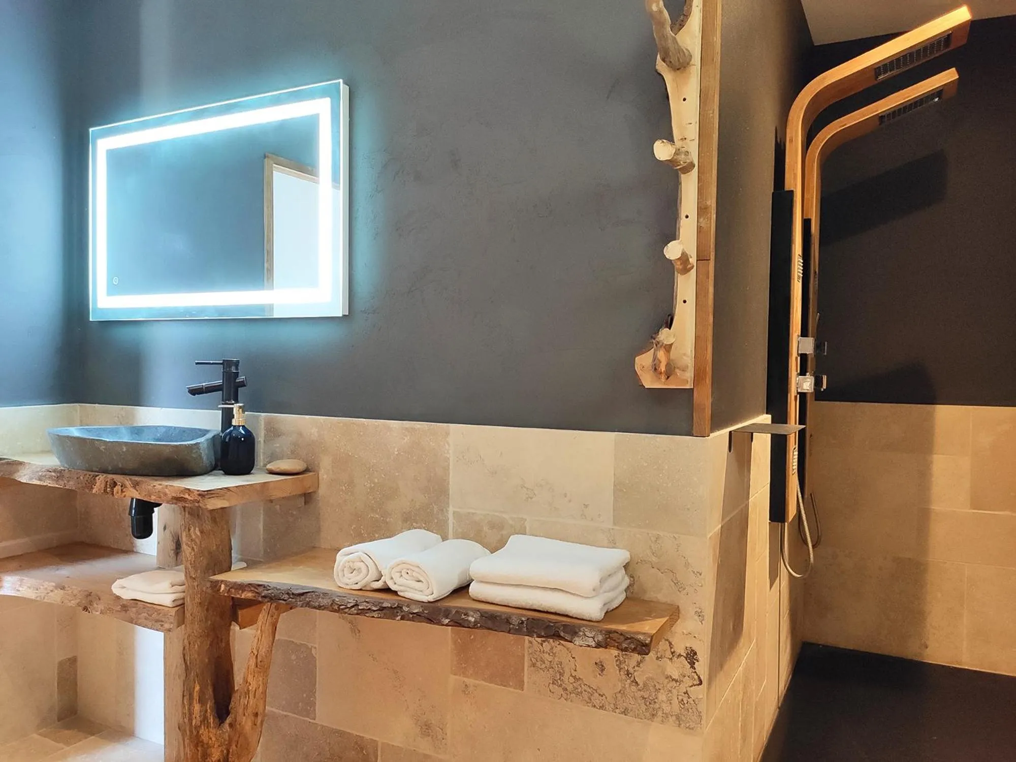 Shower, Bed in Villa Occitana