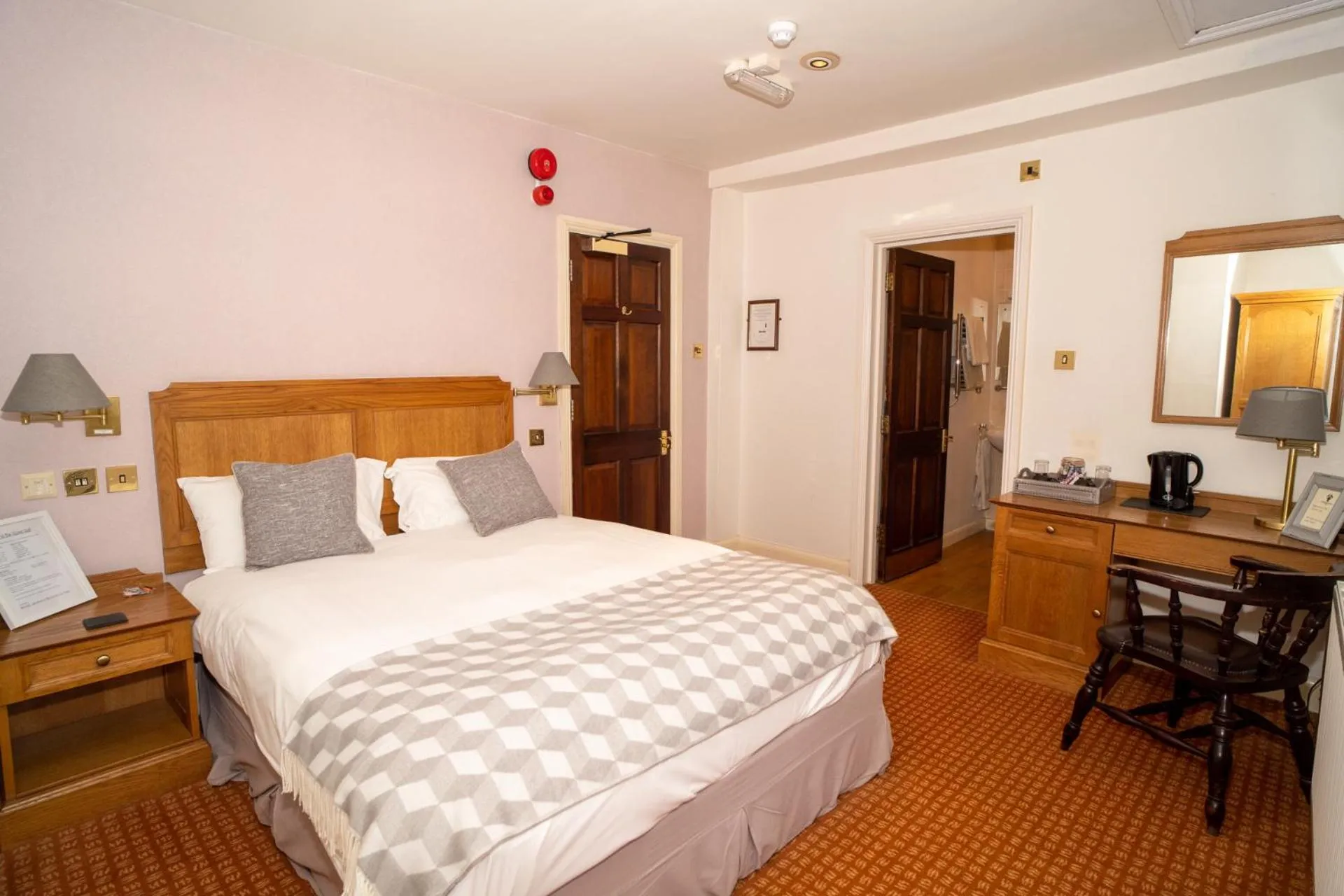 Bedroom, Bed in The Silver Cup